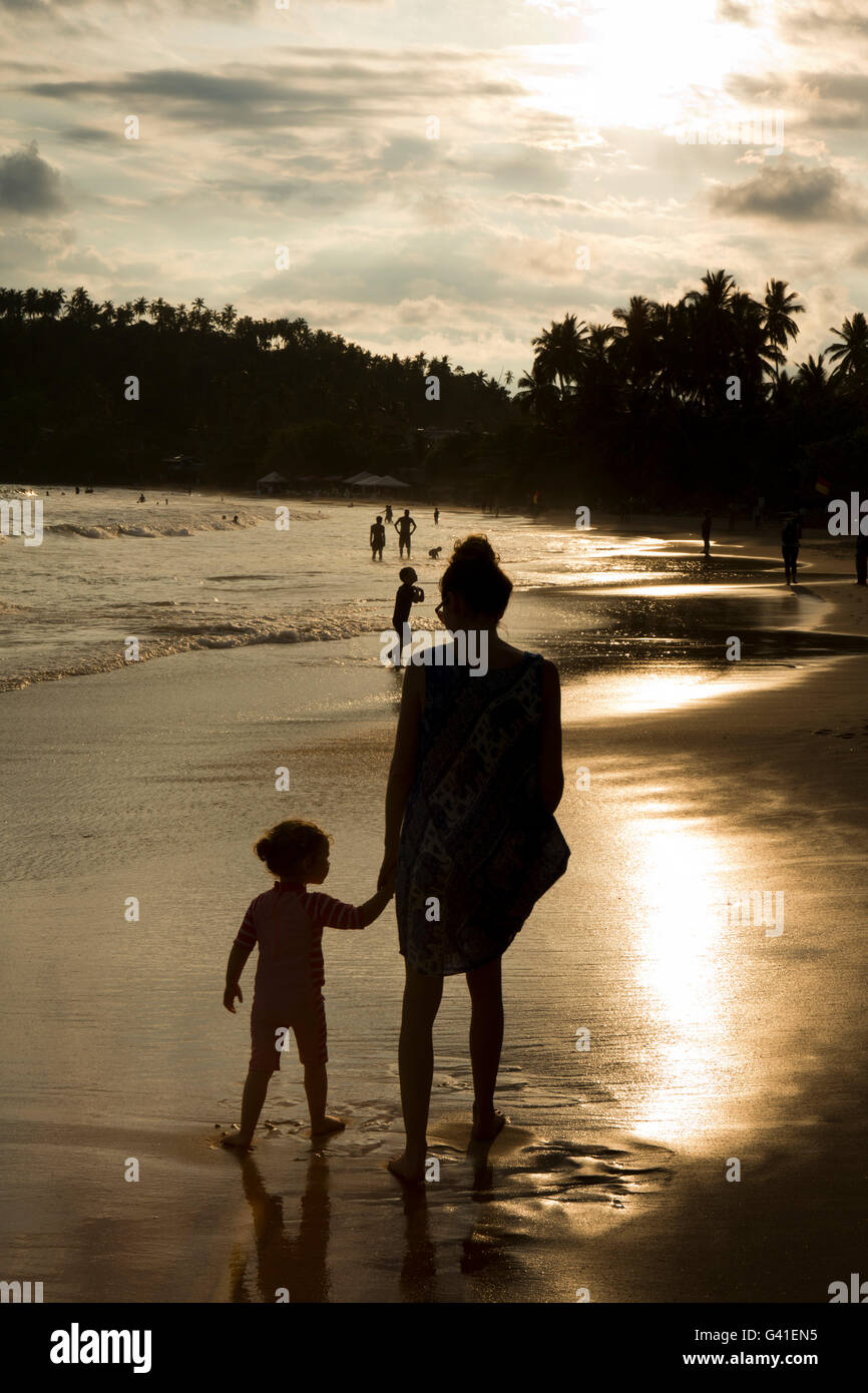 Sri Lanka, Mirissa Beach, Mutter und Kind in den letzten Strahlen der Abendsonne Stockfoto