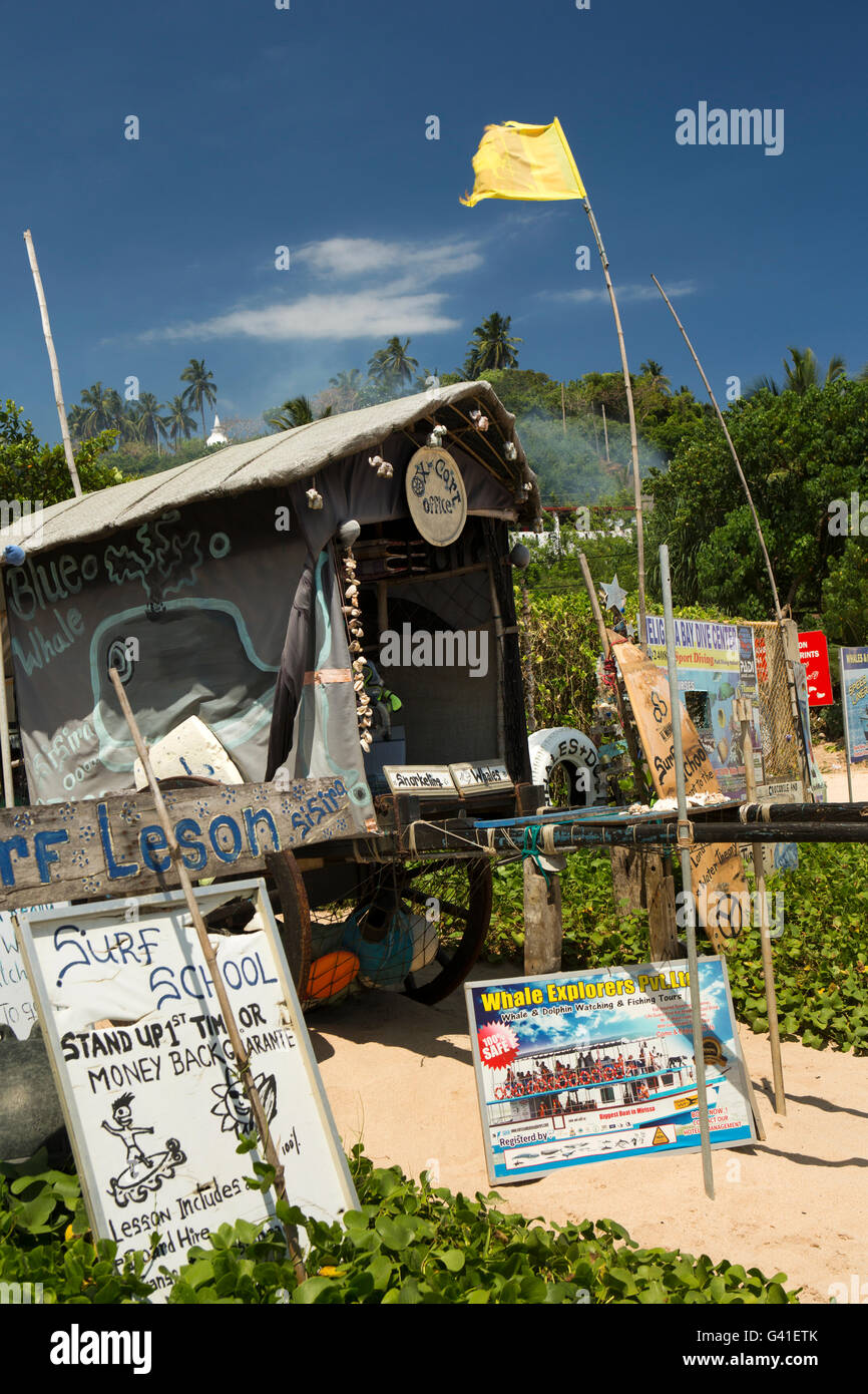 Sri Lanka, Mirissa Beach surf Schule Anzeichen vor einzigartige Ox Warenkorb Büro Stockfoto