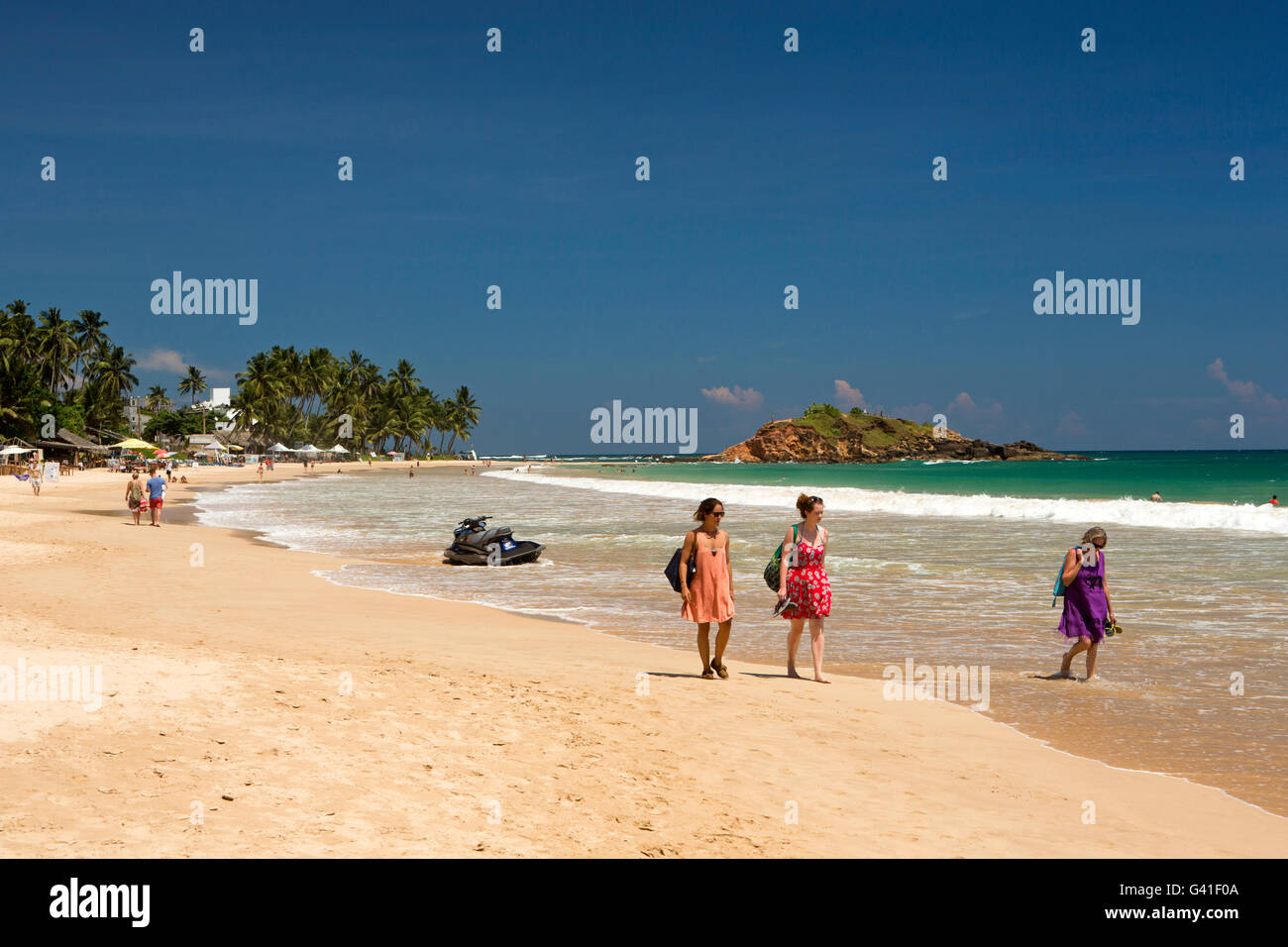 Sri Lanka, Mirissa Beach, Touristen zu Fuß am Meer Stockfoto