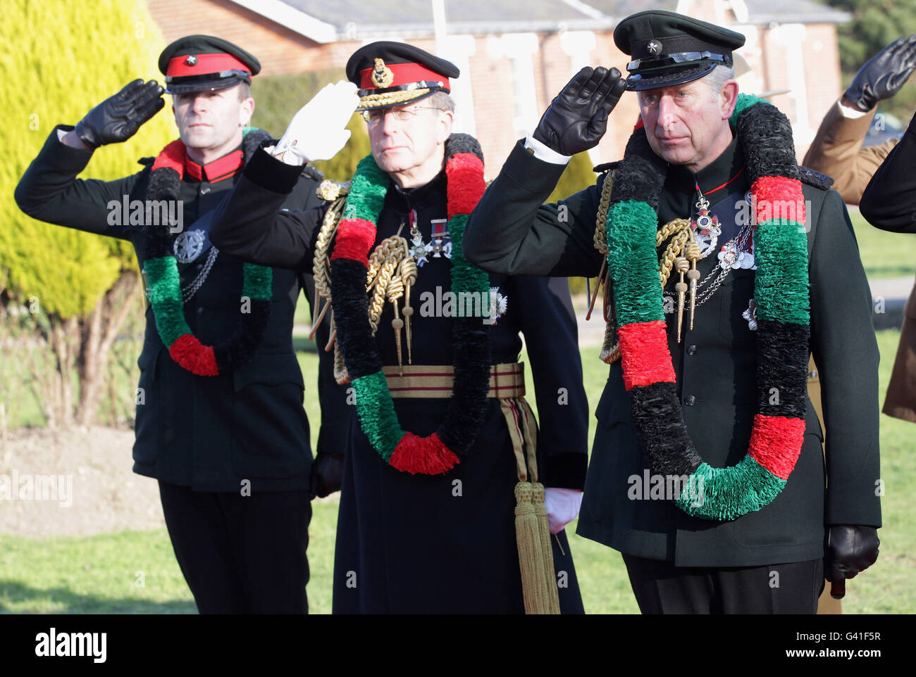 Prinz von Wales (rechts) trägt eine traditionelle Girlande, nachdem er Gurkas in der Sir John Moore Barracks in Folkestone Afghanistan Service Medals überreichen ließ. Stockfoto