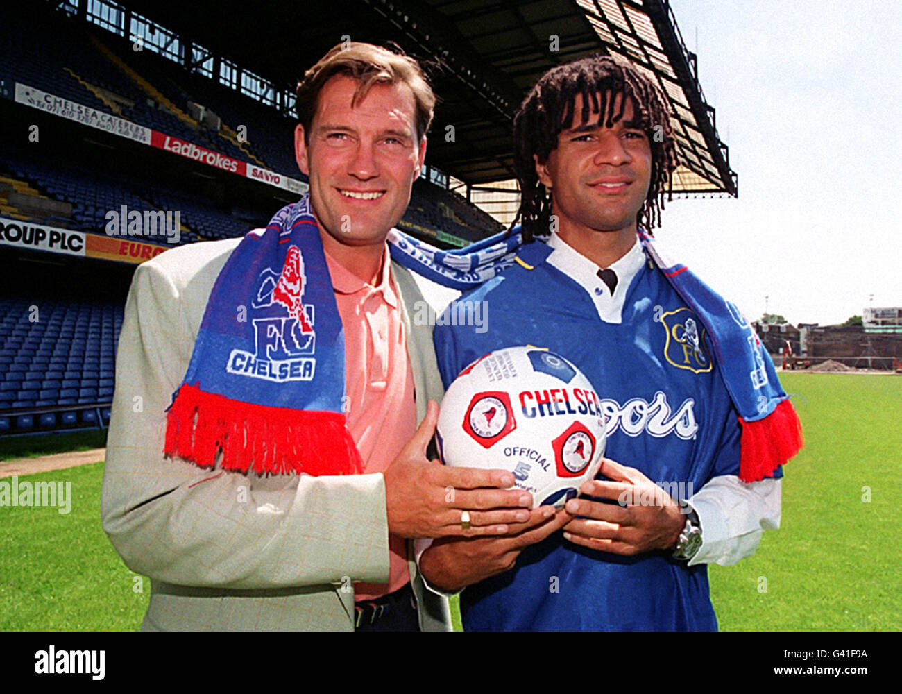 PAP 20: LONDON: 23.06.95: Chelsea-Manager Glenn Hoddle (links) mit seiner neuen Unterschrift, dem niederländischen Nationalspieler Ruud Gullit, 32, heute (Freitag) auf der Stamford Bridge in London. Gullit unterzeichnet offiziell am 1. Juli einen kostenlosen Transfer von Sampdoria und wird über zwei Jahre rund 1.6 Millionen verdienen. Der Verein hat auch Manchester United's Mark Hughes für 1.5 Millionen angemeldet. Siehe PA Story SOCCER Hughes. Foto von Tony Harris/PA. gm Stockfoto