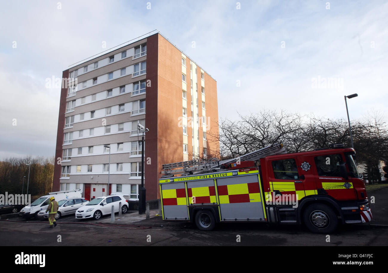 Die Szene in einem Wohnblock an der Acre Road in Glasgow nach dem Tod von drei Personen. Stockfoto