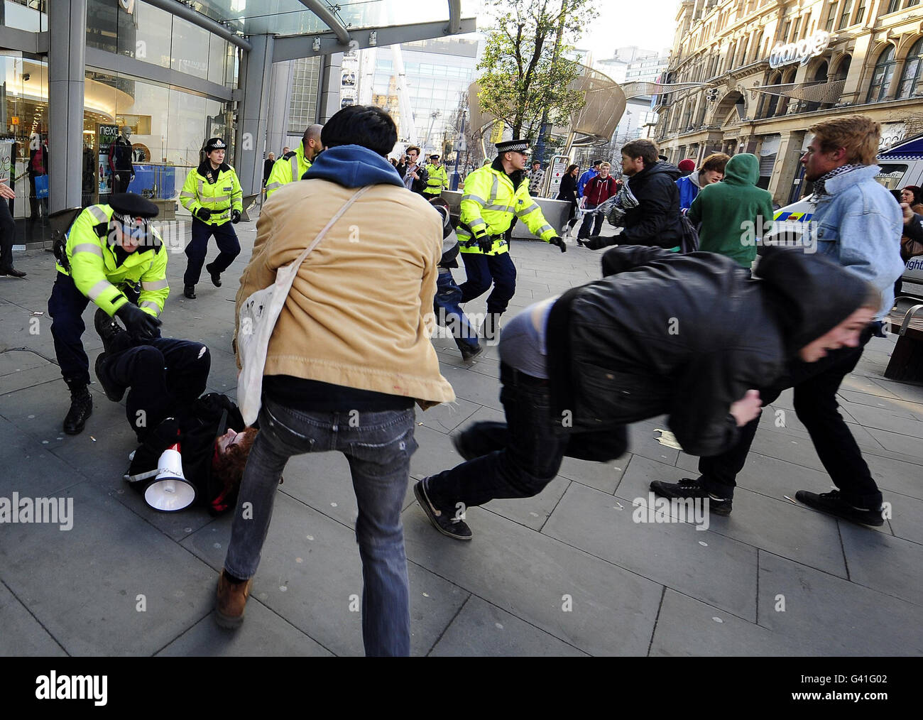 Die Manchester-Demonstration wird gewalttätig, als Demonstranten versuchen, in Geschäfte im Stadtzentrum einzudringen. Stockfoto