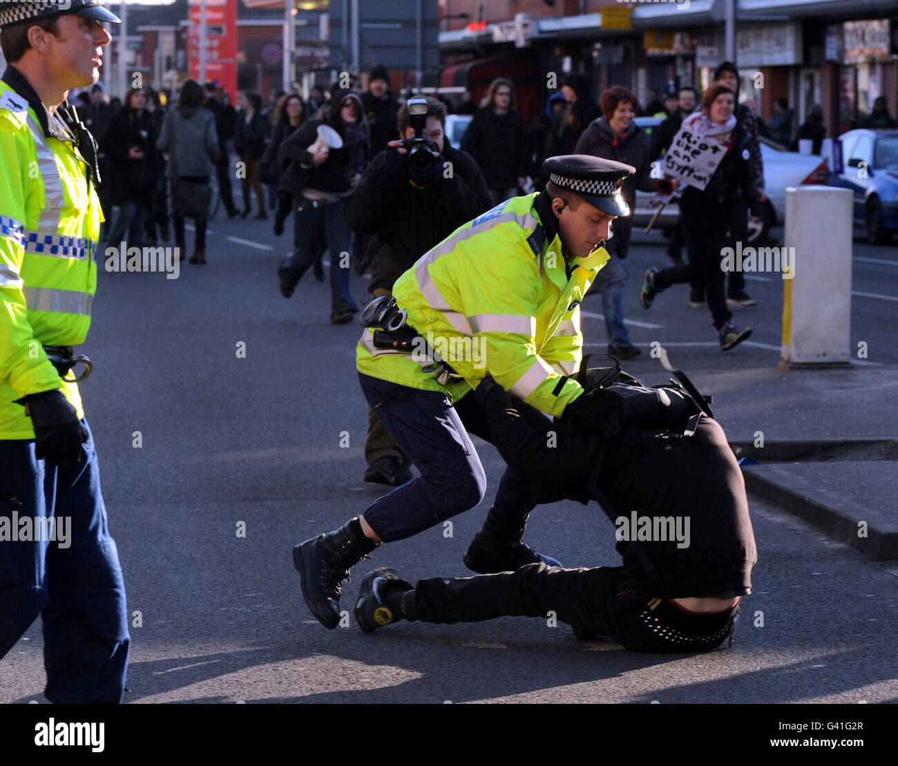 Die Manchester-Demonstration wird gewalttätig, als Demonstranten versuchen, in Geschäfte im Stadtzentrum einzudringen. Stockfoto