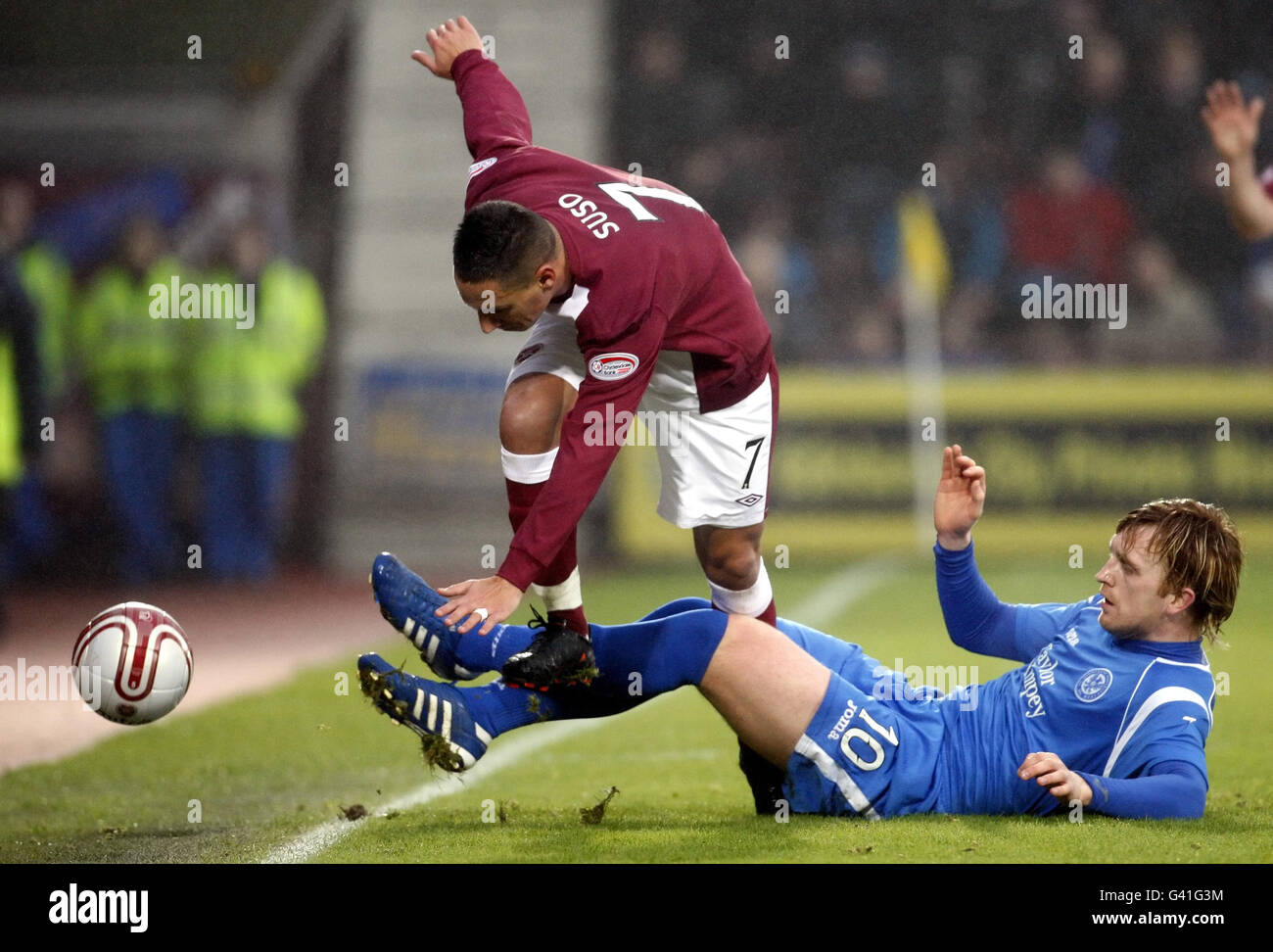 Hearts' Suso Santana (links) und St Johnstone's Liam Craig kämpfen während der Clydesdale Bank Scottish Premier League im Tynecastle Stadium, Edinburgh, um den Ball. Stockfoto