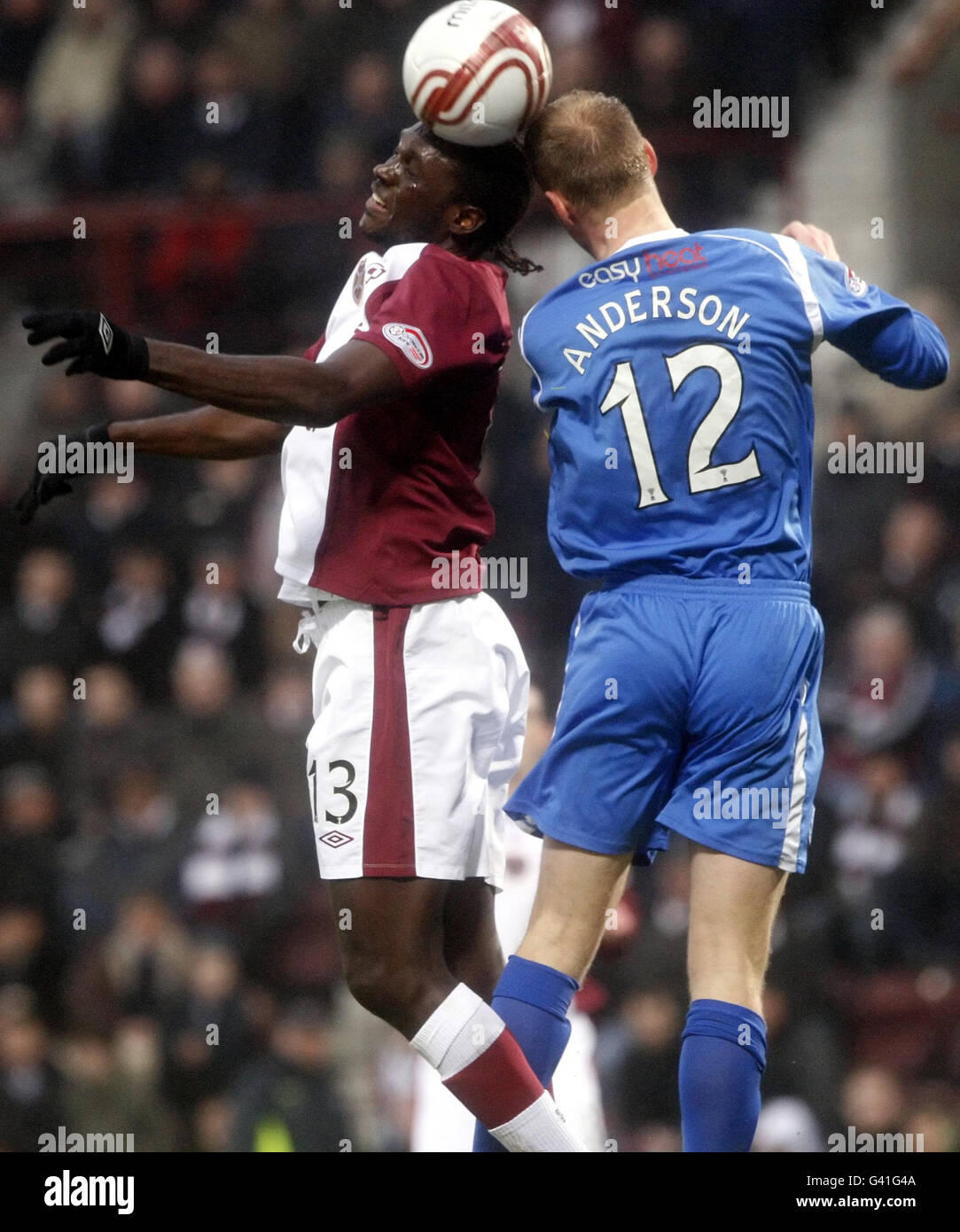 Hearts' David Obua (links) und Steven Anderson von St Johnstone springen während der Clydesdale Bank Scottish Premier League im Tynecastle Stadium, Edinburgh, um den Ball zu spielen. Stockfoto