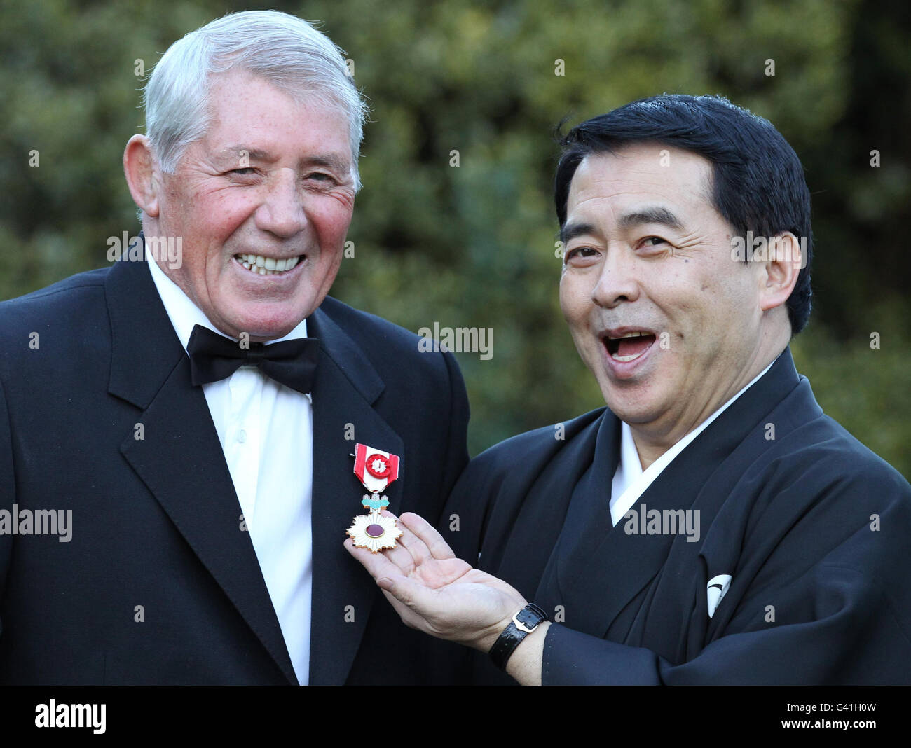 Kerr Left Receives The Order Of The Rising Sun Stockfotos und