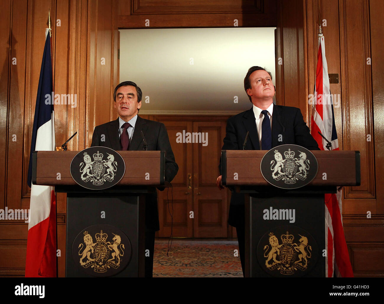 Premierminister David Cameron (rechts) und sein französischer Amtskollege Francois Fillon sprechen während einer Pressekonferenz in der Downing Street in London. Stockfoto