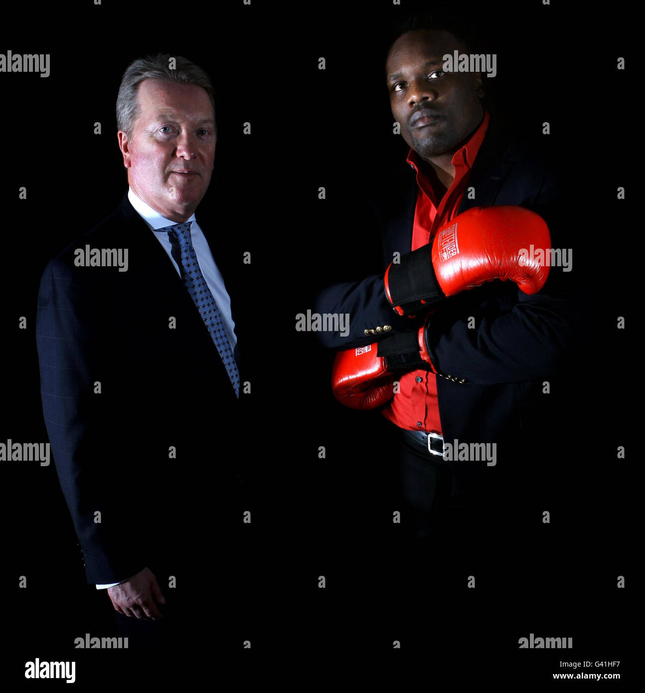 Der britische Schwergewichtsboxer Dereck Chisora mit seinem Manager und Promoter Frank Warren während einer Pressekonferenz im Hilton Hotel, London. Stockfoto