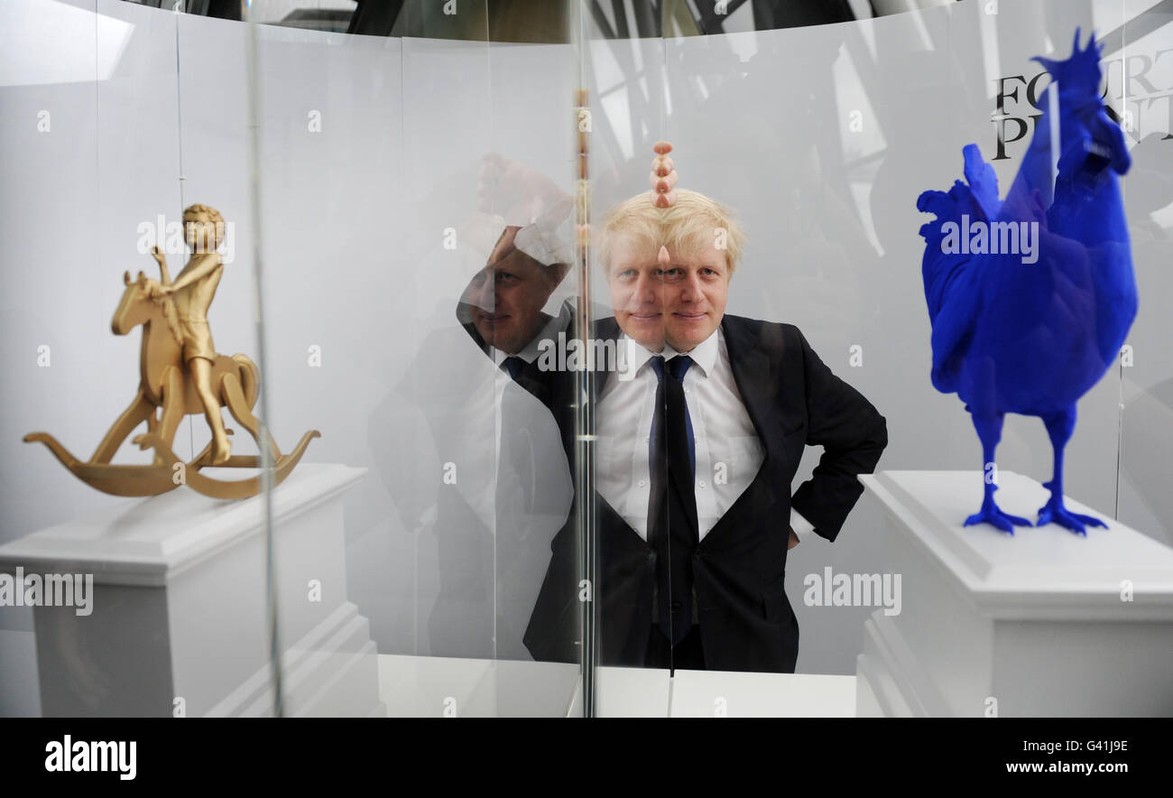 Der Londoner Bürgermeister Boris Johnson enthüllt die nächsten beiden Aufträge für den vierten Sockel am Trafalgar Square, eine Skulptur eines blauen Hahns von Katharina Fritsch und einem Jungen auf einem Schaukelpferd namens Powerless Structures von Michael Elmgreen und Ingar Dragset. Stockfoto