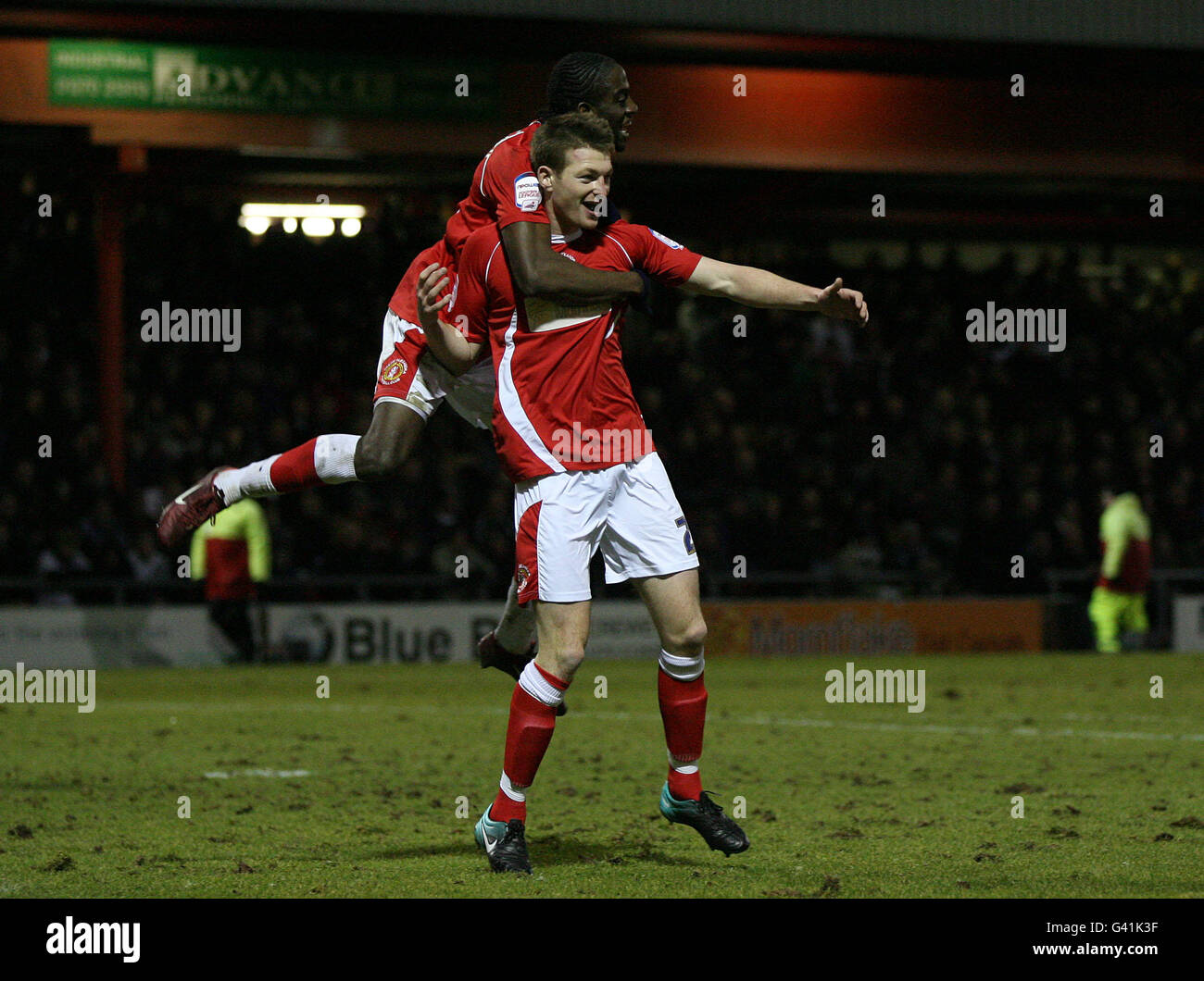 Crewe Alexandra's Adam Dugdale feiert das Tor gegen Port Vale mit Teamkollege Clayton Donaldson während des npower League Two Spiels im Alexandra Stadium, Crewe. Stockfoto