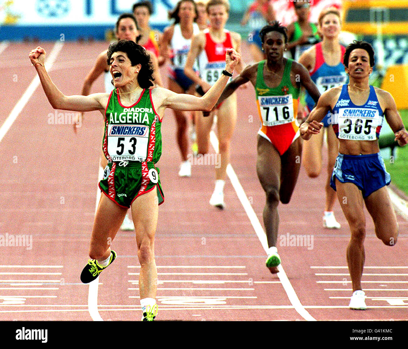 So nah bei Kelly Holmes (rechts), wie sie auf den zweiten Platz hinter Hassiba Boulmerka von Algerien in das Finale der Frauen 1500 m bei der Leichtathletik-Weltmeisterschaft in Göteborg geschlagen wird heute Abend (Mittwoch). Stockfoto