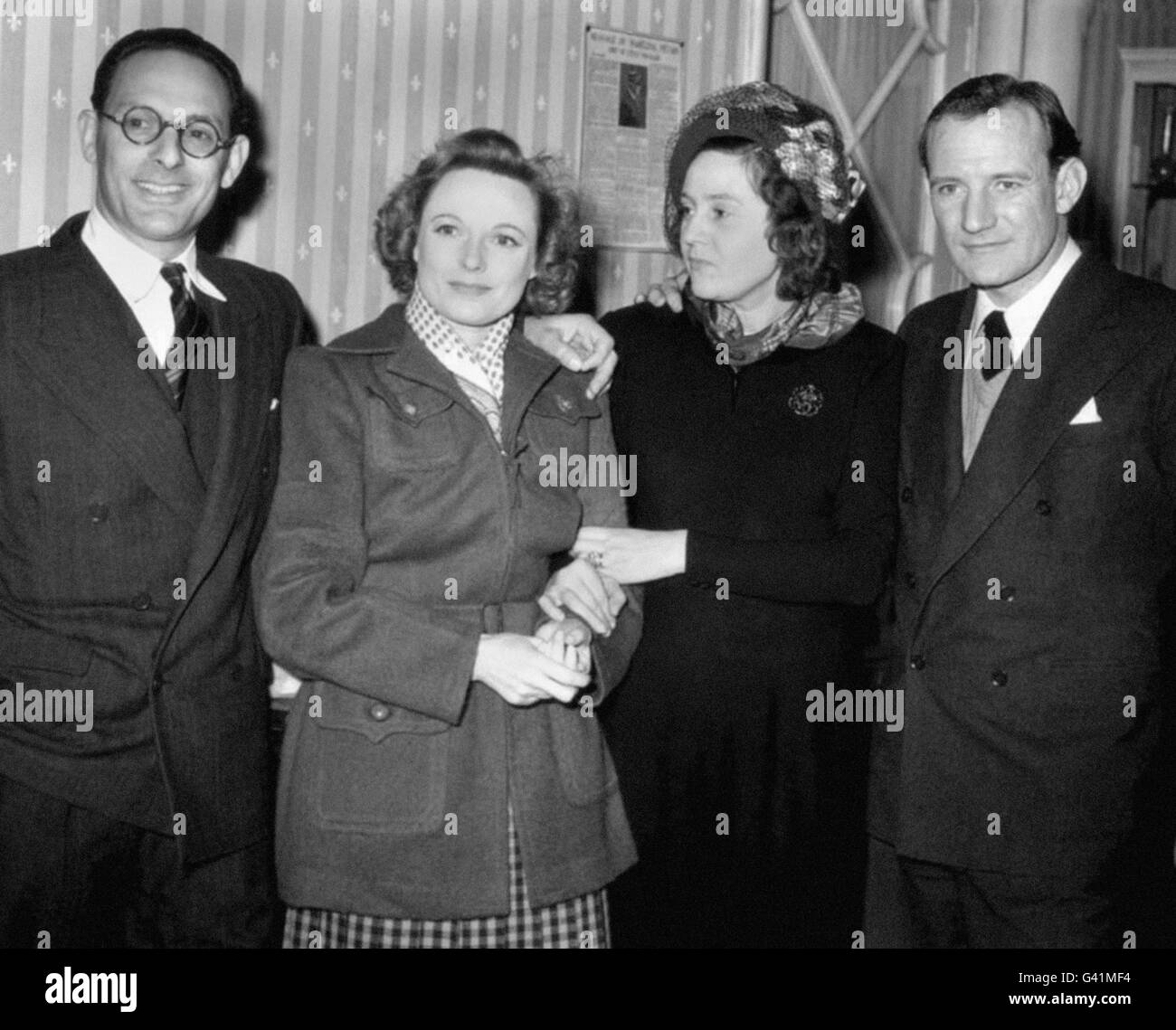 Die Kriegsheldin Odette Churchill (später Hallowes), 2. Rechts, und ihr Mann Captain Peter Churchill (links) mit den Schauspielern Anna Neagle und Trevor Howard in den Gate Studios, Borehamwood, Herts, wo Neagle und Howard die Kriegsausbeutungen der Churchills für den Film „Odette“ drehten. Stockfoto