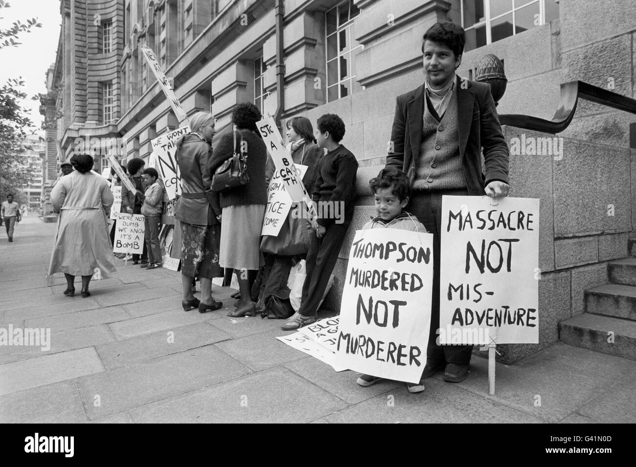 Demonstranten des New Cross Massacre Action Committee vor der County Hall in London, wo eine Untersuchung des Todes von dreizehn jungen Menschen bei einem Brand des New Cross-Hauses beginnen sollte. Stockfoto