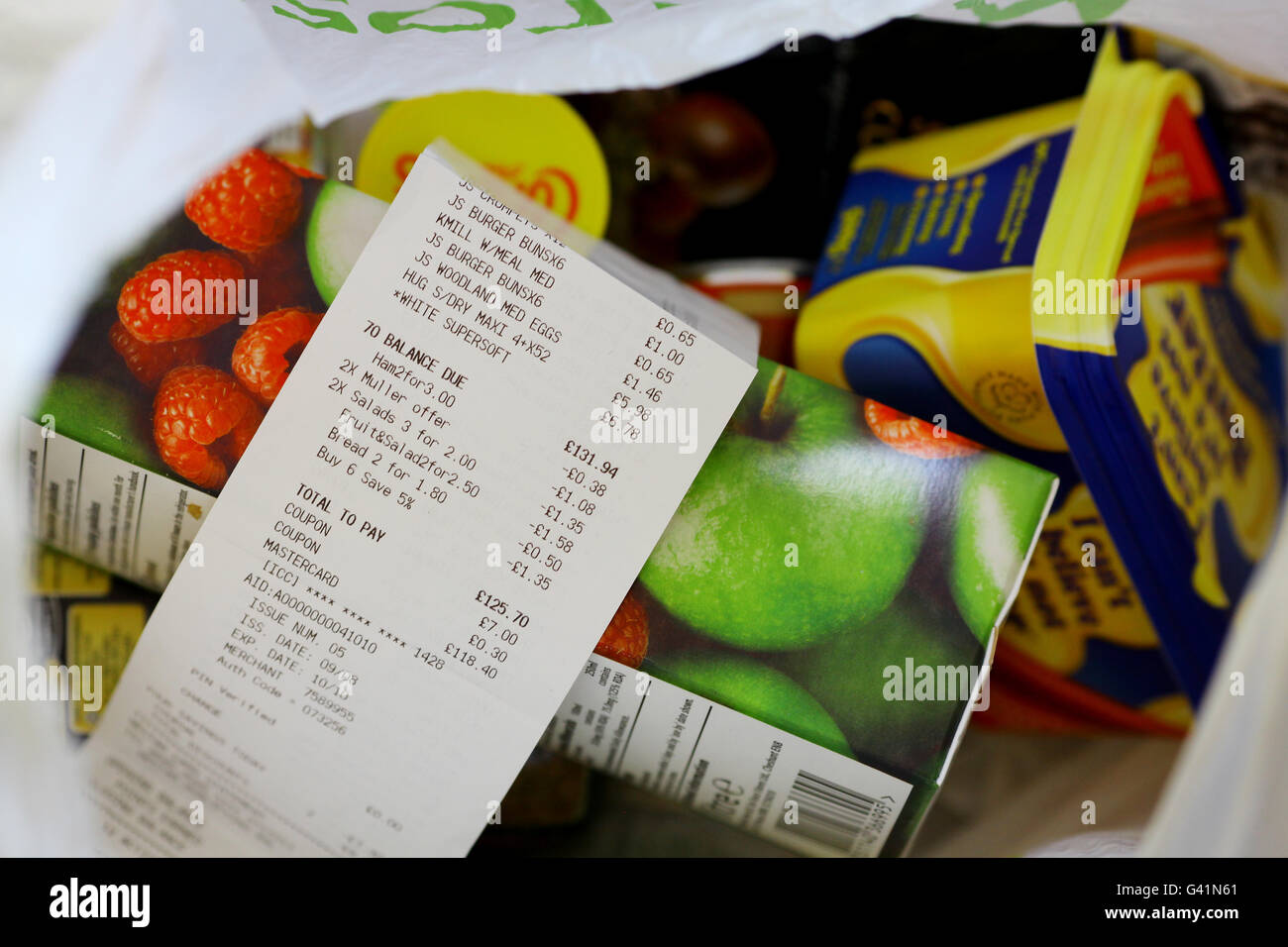 Die allgemeine Ansicht, dass Lebensmitteleinkäufe, die in einem Supermarkt in Ashford, Kent, gekauft wurden, als ein über den Erwartungen liegenden Anstieg der Lebenshaltungskosten im Dezember den Druck auf die Bank of England ausübten, die Zinsen zu erhöhen, um die Spirale der Inflation einzudämmen. Stockfoto