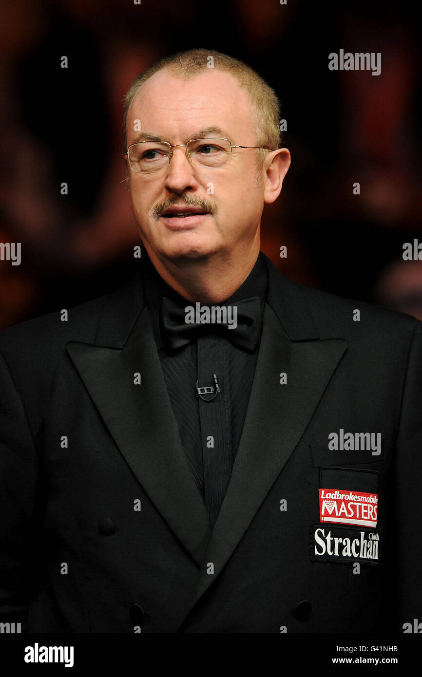 Snooker - Ladbrokes Mobile Masters - Tag 8 - Wembley Arena. Eirian Williams, Snooker-Schiedsrichter Stockfoto