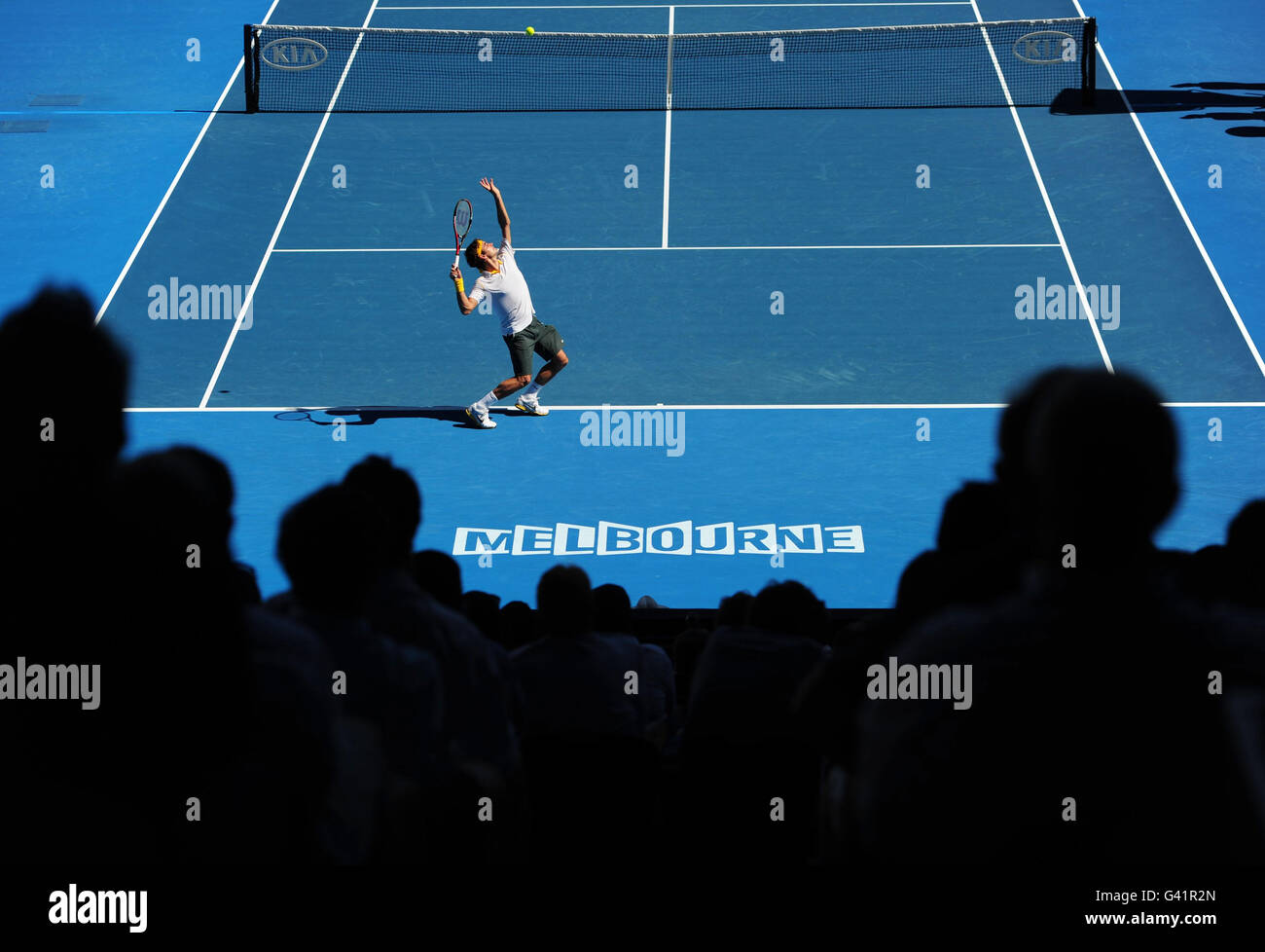 Der Schweizer Roger Federer im Einsatz gegen den spanischen Tommy Robredo am siebten Tag der Australian Open 2011 im Melbourne Park in Melbourne, Australien. Stockfoto