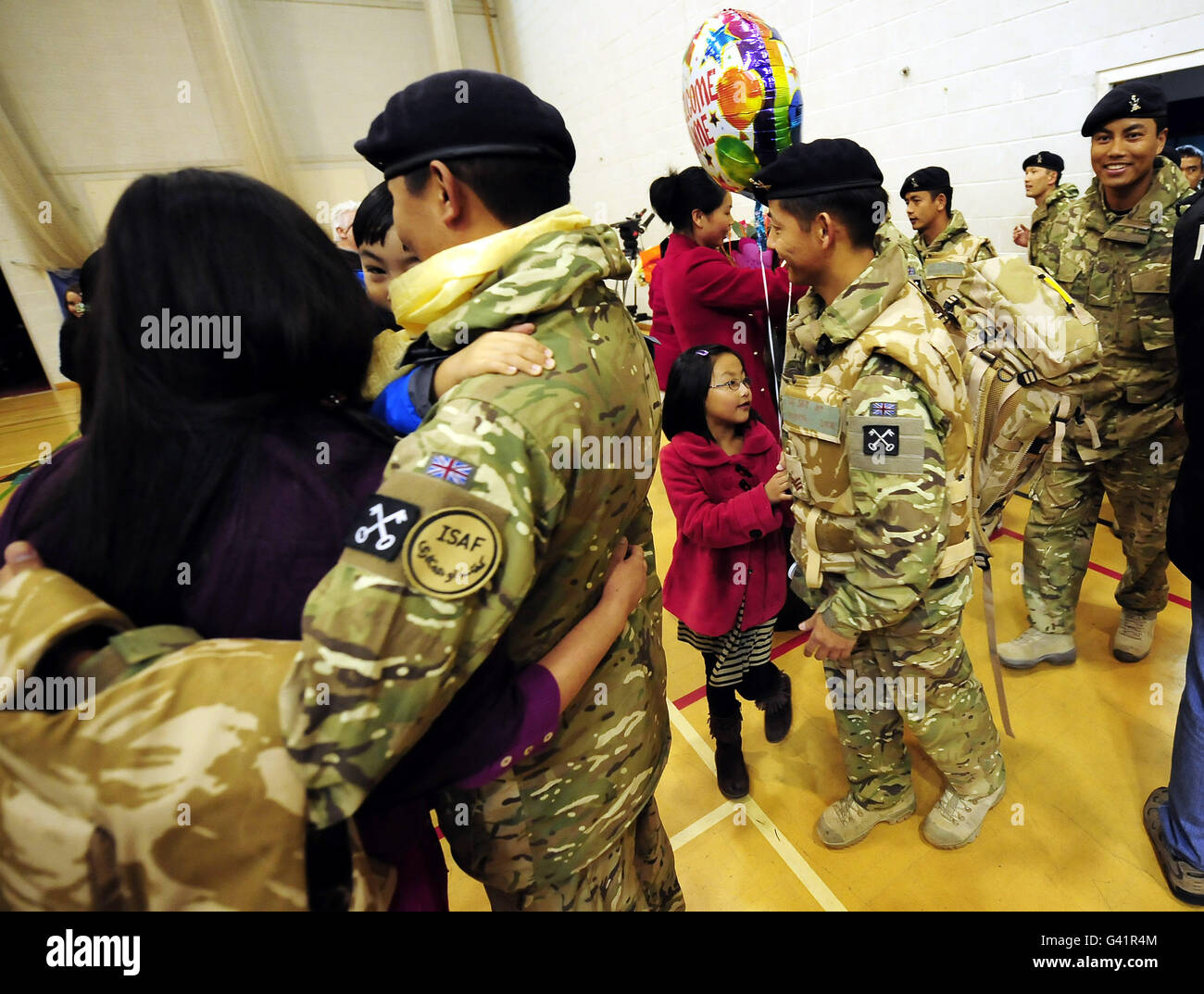 Militärangehörige von 2 Signal Regiment kehren über das Wochenende zu ihrer Basis in Imphal Barracks in York zurück, wo sie von Familien und Freunden getroffen wurden. Stockfoto