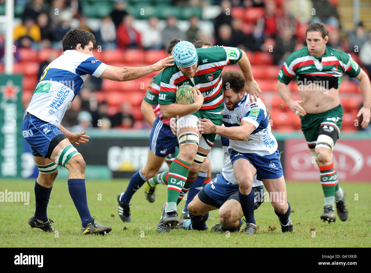 Rugby Union - Heineken Cup - Pool 5 - Round Six - Leicester Tigers / Benetton Treviso - Welford Road. Leicester Tigers' Jordan Crane mit Fabio Semenzato von Benetton Treviso (rechts) und Paul Derbyshire (links) Stockfoto