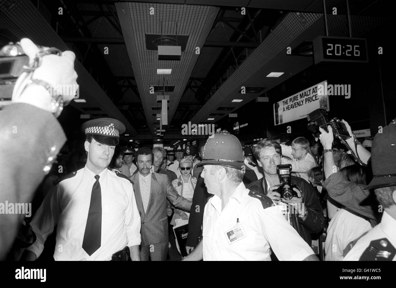 Popstar Madonna kommt am Flughafen Heathrow für die britische Strecke an Ihrer „Who's That Girl World Tour“ Stockfoto