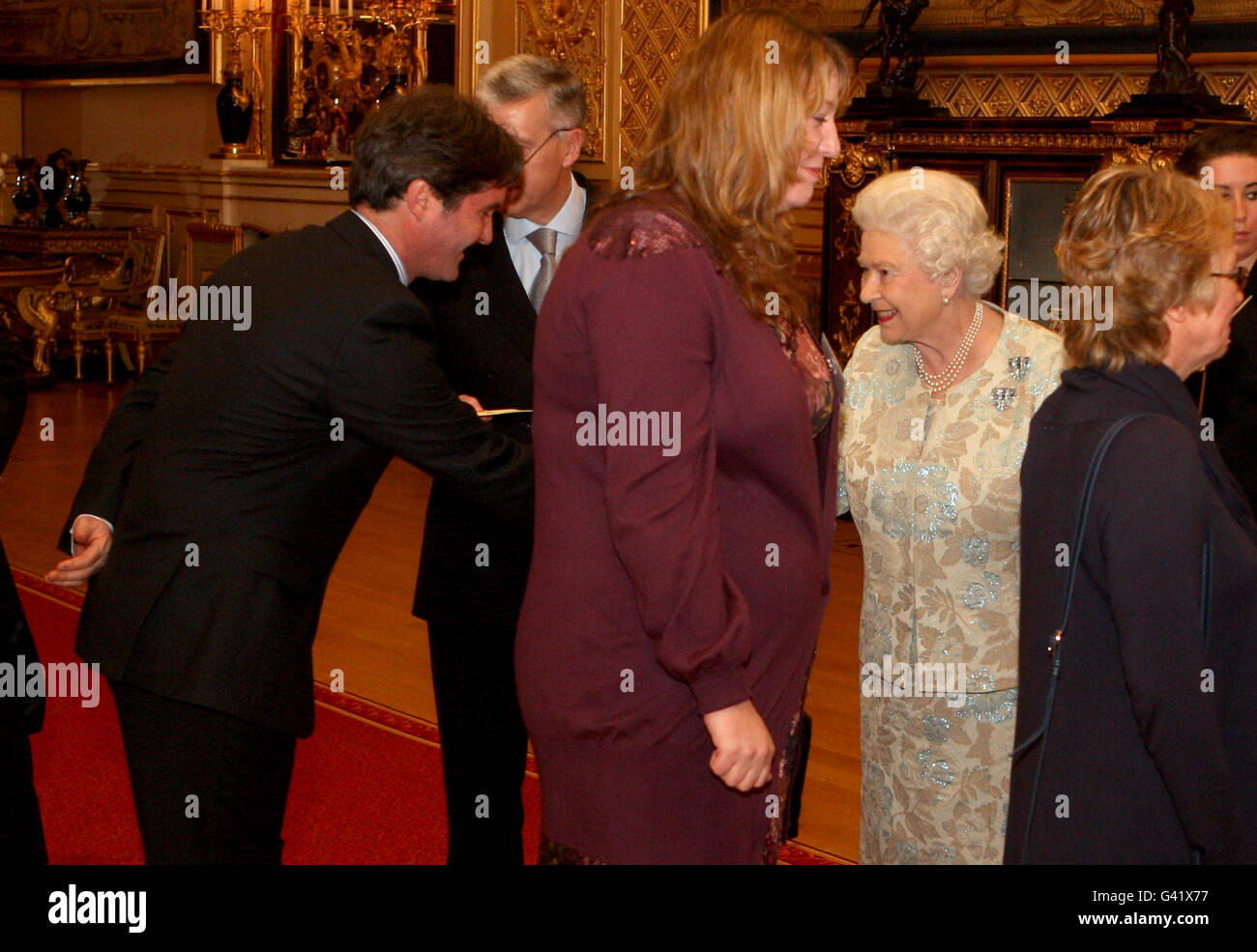 Queen Elizabeth II trifft Fernsehkoch Mike Robinson beim Empfang der Rural Communities im Windsor Castle, Berkshire. Stockfoto
