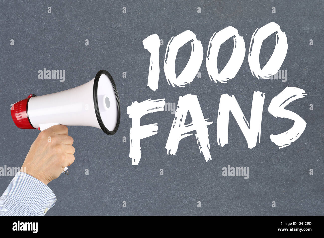 1000 Fans mag social-Networking-Medien-Hand mit Megaphon Stockfoto