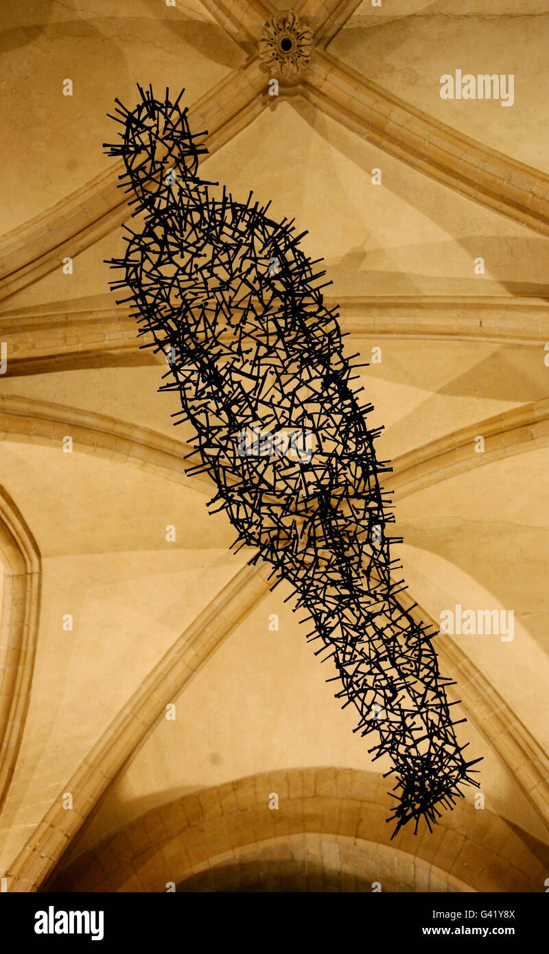 Eine Gesamtansicht einer neuen Skulptur des Künstlers Antony Gormley mit dem Titel Transport, die in der östlichen Krypta der Canterbury Cathedral in Kent hängt. Stockfoto