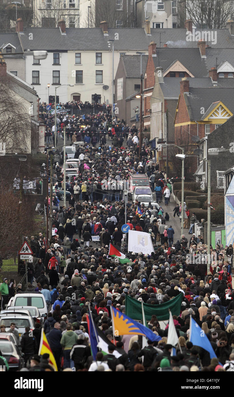 Menschen versammeln sich zum 39. Jahrestag des Blutigen Sonntags in der Gegend von Bogside in Londonderry, zu dem, was voraussichtlich der letzte gedenkmarsch nach den Ergebnissen des Saville Reports im letzten Jahr sein wird. Stockfoto