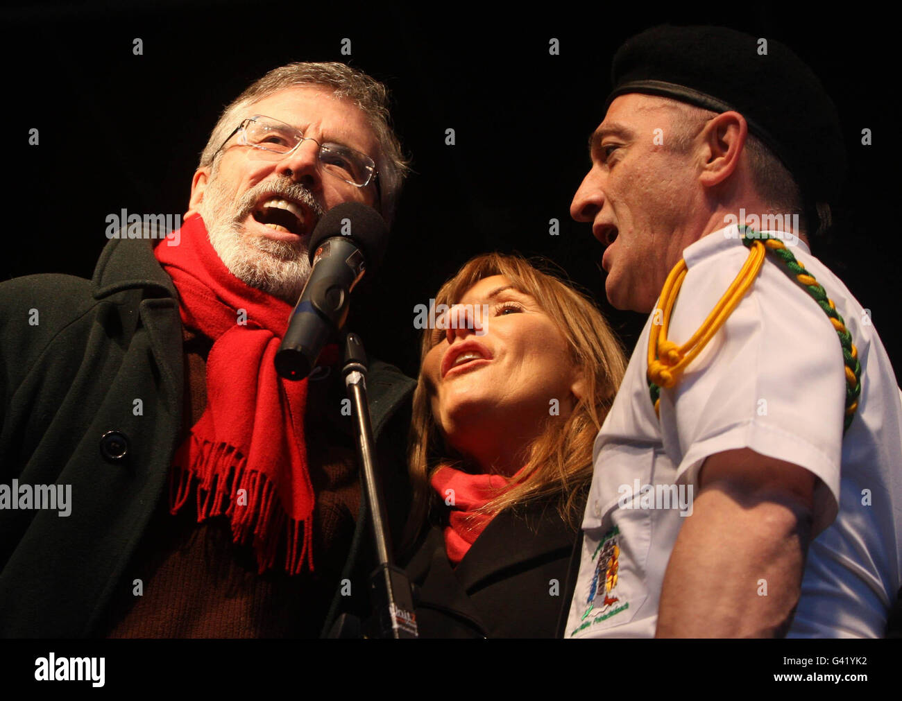 Sinn Fein-Leader Gerry Adams (links) begleitet die Folk-Sängerin Frances Black bei einer Aufführung der irischen Nationalhymne während des 39. Jahrestages des Blutigen Sonntags in der Gegend von Bogside in Londonderry, was voraussichtlich der letzte gedenkmarsch nach den Ergebnissen des Saville-Berichts im letzten Jahr sein wird. Stockfoto