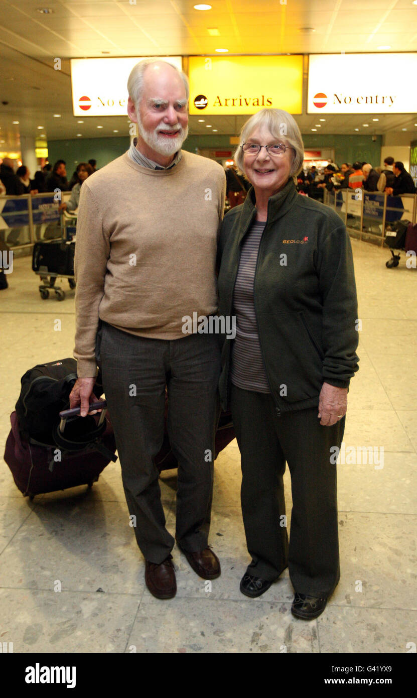 Die Passagiere Geoff und Heather Booth aus Derbyshire werden von den Medien interviewt, nachdem sie auf einem EgyptAir-Flug aus Kairo am Flughafen Heathrow landeten. Stockfoto