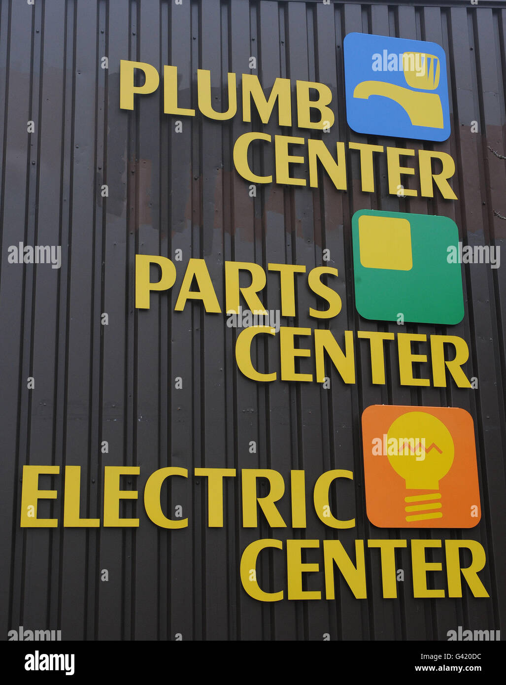 Eine allgemeine Ansicht eines Schildes auf dem Lagerhaus im Wolseley Center in Bradford, West Yorkshire Stockfoto