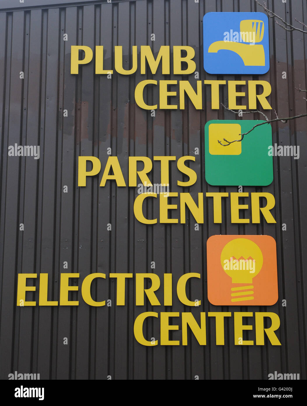 Eine allgemeine Ansicht eines Schildes auf dem Lagerhaus im Wolseley Center in Bradford, West Yorkshire Stockfoto