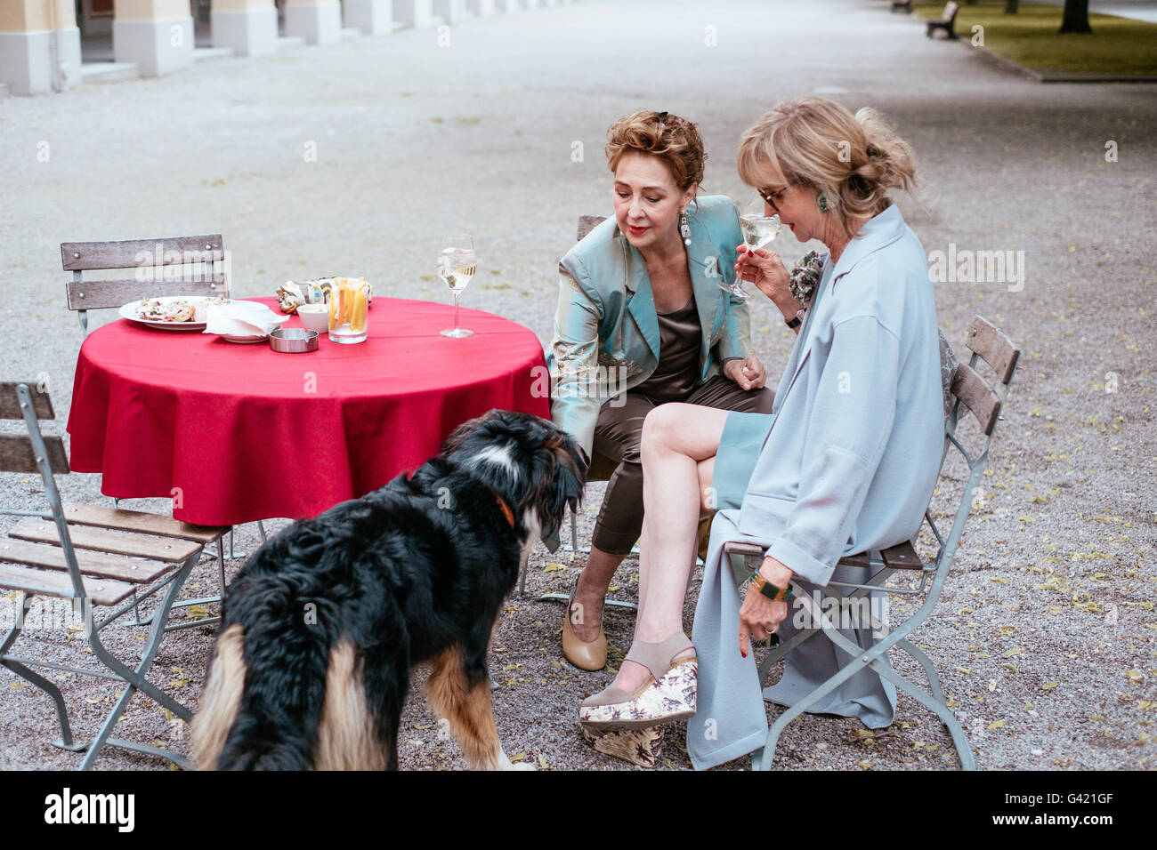 München/Deutschland - Juni 16: Marianne Dennler (Schauspielerin, r.) Und Christine Kaufmann (Schauspielerin, l.) besuchen die Willkommen Abendessen der DLDsummer Konferenz 2016 um Schumanns Bar, München. DLDsummer findet vom 16.-17. Juni 2016 und konzentriert sich auf die Veränderung durch die Digitalisierung in den Bereichen Leben, Arbeit und Wirtschaft (Foto: picture Alliance für DLD/Robert Schlesinger) | weltweite Nutzung Stockfoto