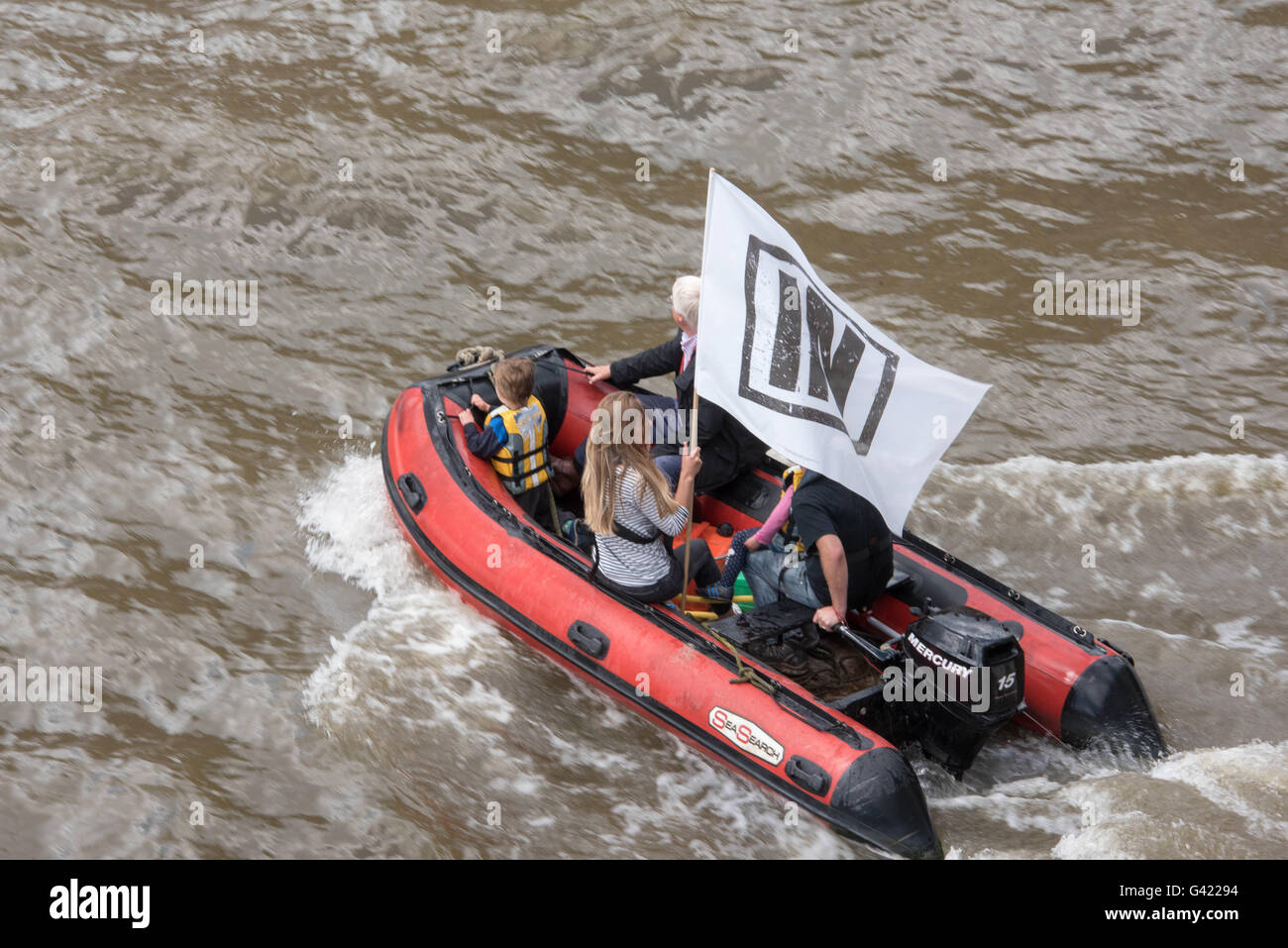 Datei Fotos: London, UK. 15. Juni 2016. MP Jo Cox mit ihrer Familie bei der Fischerei auf verlassen Protest an der Themse, Mittwoch, 15. Juni 2016. Sie ist in grau hält ein "In"-Fahne in den roten Zahlen schmuddeligen abgebildet. Bildnachweis: Ian Davidson/Alamy Live-Nachrichten Stockfoto