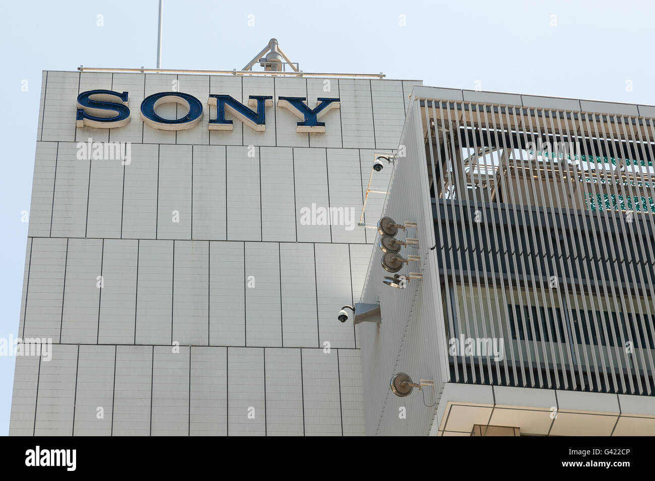 Sony-Schild auf dem Display vor dem Parlamentsgebäude in Ginza am 17. Juni 2016, Tokio, Japan. Sony kündigte an, seine Ginza denkmalgeschützten Gebäude abzureißen und ersetzen Sie es mit einem Park, dessen Konzept die Treppe im New Yorker Time Square ähnlich sein wird. Am Montag erklärte das Unternehmen, dass Abriss im Frühjahr 2017 beginnen würde und bis zum Sommer 2018 abgeschlossen werden. Sonys Volkspark würden dann bis nach den Olympischen Spielen im Jahr 2020 zu betreiben. Kazoo Hirai, President und CEO von Sony, sagte, dass nach den Spielen Sony konstruieren würde ein neues Gebäude auf dem Land. Das aktuelle Sony-Gebäude wurde 1966 gebaut und eine Stockfoto