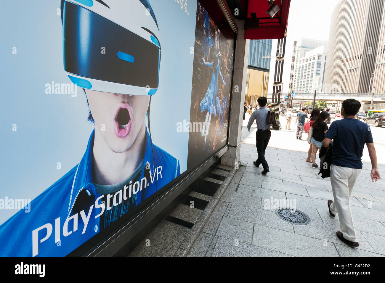 Fußgänger gehen vorbei das Sony Building in Ginza am 17. Juni 2016, Tokio, Japan. Sony kündigte an, seine Ginza denkmalgeschützten Gebäude abzureißen und ersetzen Sie es mit einem Park, dessen Konzept die Treppe im New Yorker Time Square ähnlich sein wird. Am Montag erklärte das Unternehmen, dass Abriss im Frühjahr 2017 beginnen würde und bis zum Sommer 2018 abgeschlossen werden. Sonys Volkspark würden dann bis nach den Olympischen Spielen im Jahr 2020 zu betreiben. Kazoo Hirai, President und CEO von Sony, sagte, dass nach den Spielen Sony konstruieren würde ein neues Gebäude auf dem Land. Die aktuelle Sony Building wurde 1966 errichtet und zieht Stockfoto