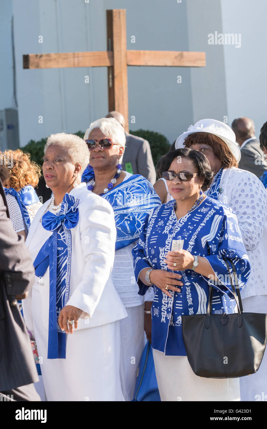 Mitglieder von der Mutter Emanuel African Methodist Episcopal versammeln sich, um eine Gedenkveranstaltung anlässlich des 1. Jahrestages der Masse schießen teilnehmen, die neun ihrer Anbeter 17. Juni 2016 in Charleston, SC. getötet Stockfoto