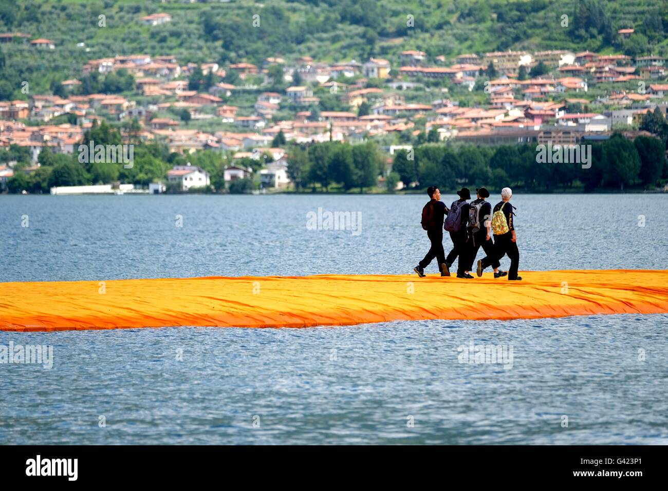 Sulzano, Italien. 17. Juni 2016. Menschen zu Fuß entlang der Orange  schwimmen Pfeiler des Projekts "The Floating Piers" von Christo am Iseosee  Lago in Sulzano, Italien, 17. Juni 2016. Das Kunstprojekt von