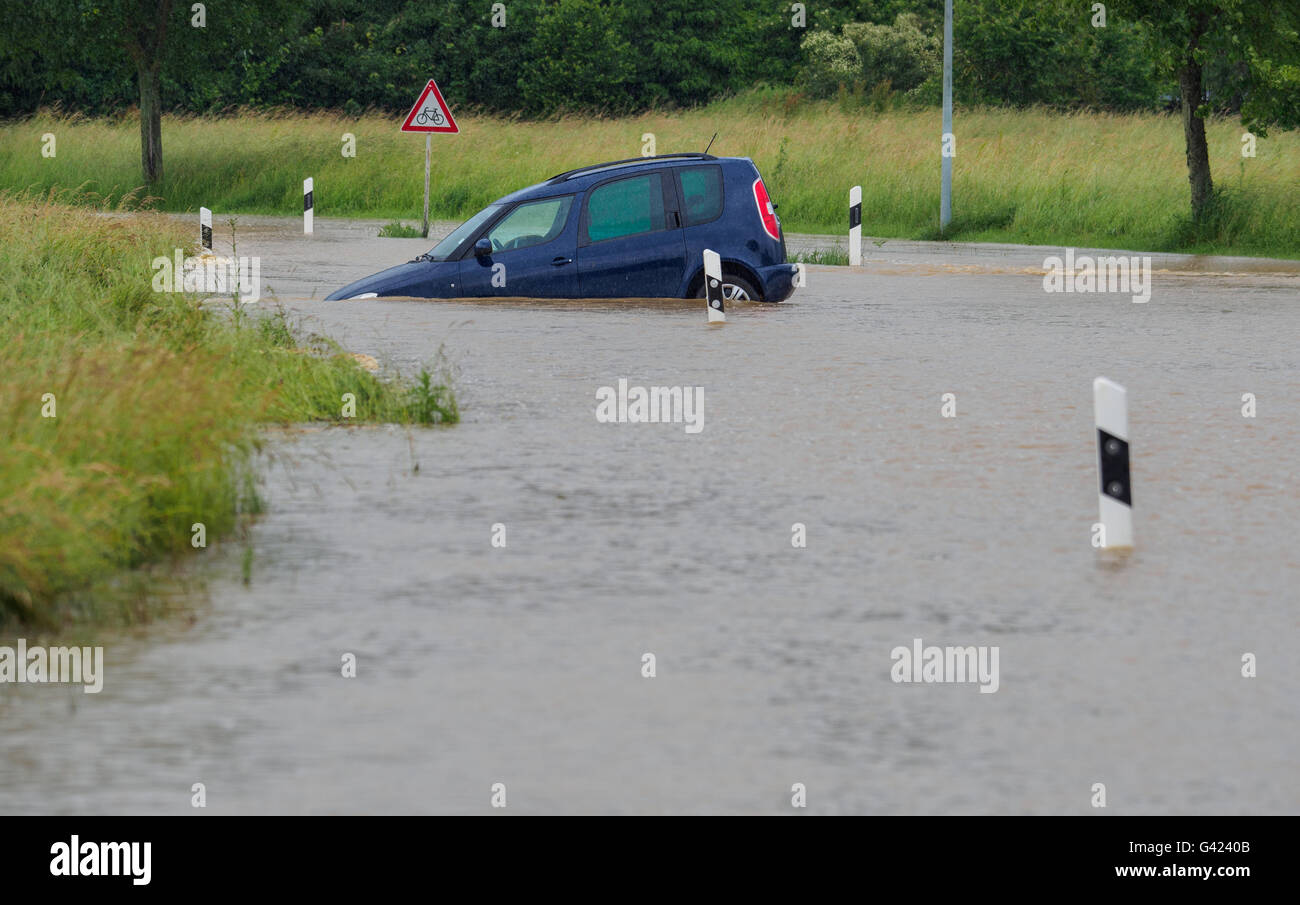 Memmelsdorf, Deutschland. 17. Juni 2016. Ein Auto ist auf einer überfluteten Landstraße in der Nähe von Memmelsdorf, Deutschland, 17. Juni 2016 stecken. Foto: NICOLAS ARMER/Dpa/Alamy Live News Stockfoto