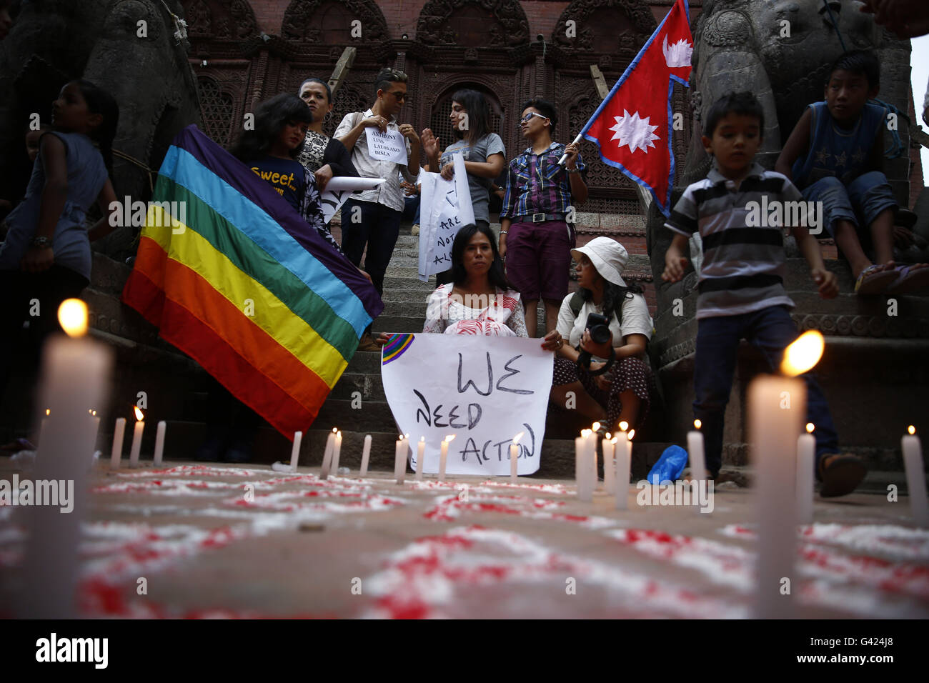 Kathmandu, Nepal. 17. Juni 2016. Nepalesen Zahlen Kondolenzschreiben  während der Teilnahme an einer Mahnwache für die Opfer, die in der Masse  schießen Terroranschlag, der in einem Impuls, einem Schwulen Nachtclub in  Orlando,