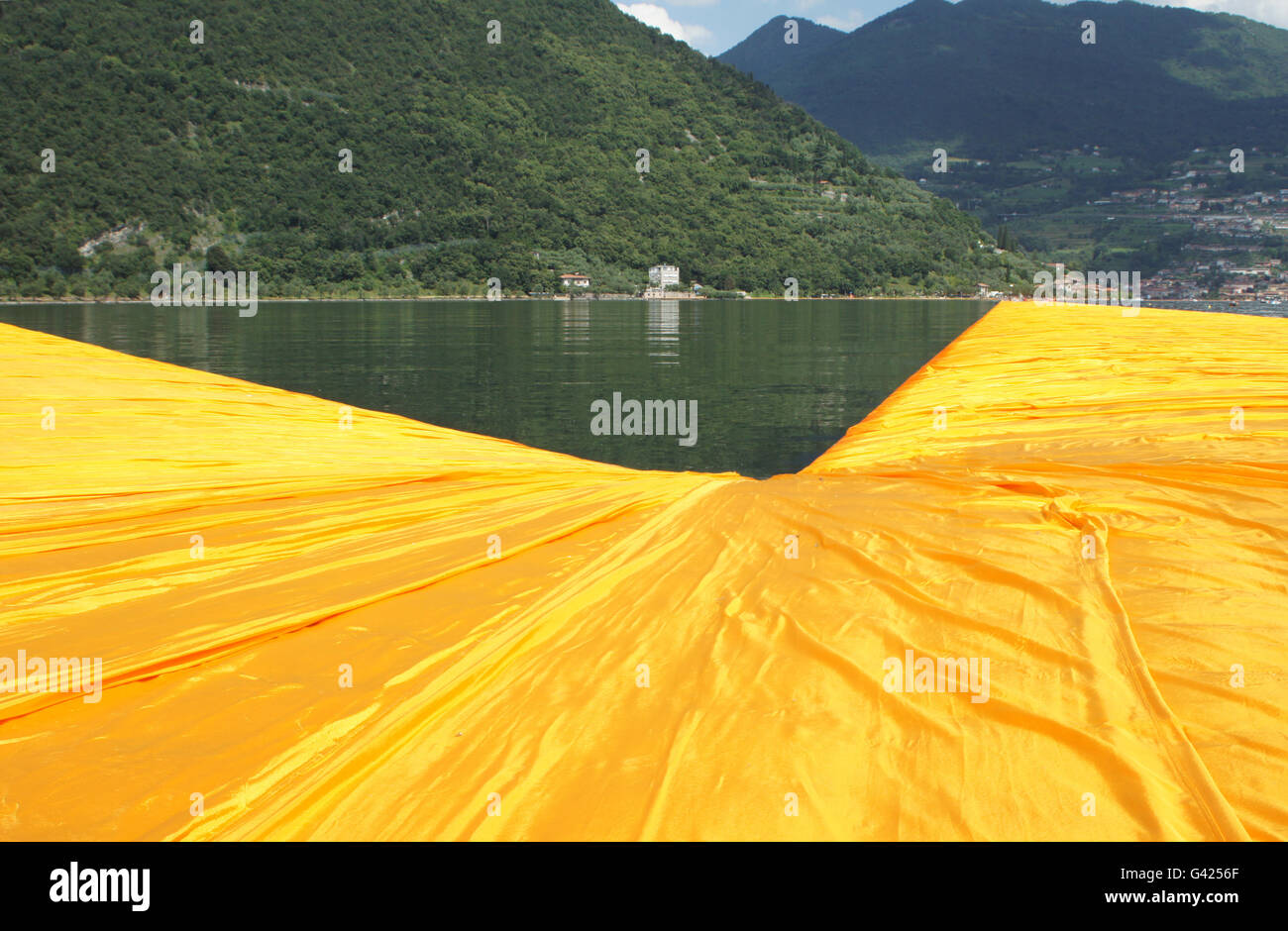 Sulzano, Italien. 17. Juni 2016. Menschen zu Fuß entlang der Orange  schwimmen Pfeiler des Projekts "The Floating Piers" von Christo am Iseosee  Lago in Sulzano, Italien, 17. Juni 2016. Das Kunstprojekt von