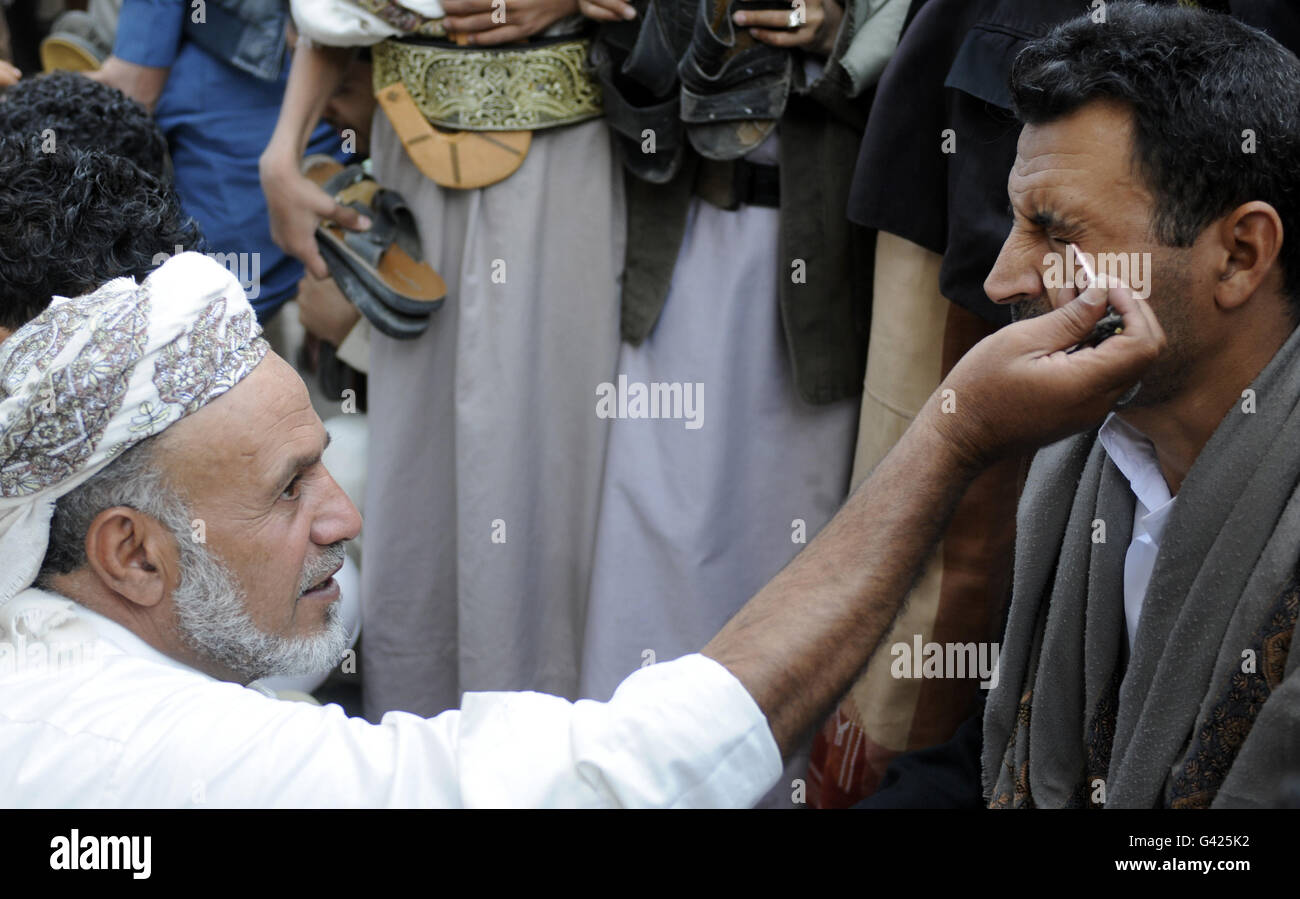 (160617)--SANAA, 17. Juni 2016 (Xinhua) - A jemenitischen Experte gilt traditionellen kosmetischen Puder für ein Mann Augenlider in einer Moschee in der Altstadt von Sanaa, Jemen, am 17. Juni 2016. Das Pulver ist traditionell beliebt im Jemen als Schutz gegen Erkrankungen des Auges. (Xinhua/Hani Ali) Stockfoto