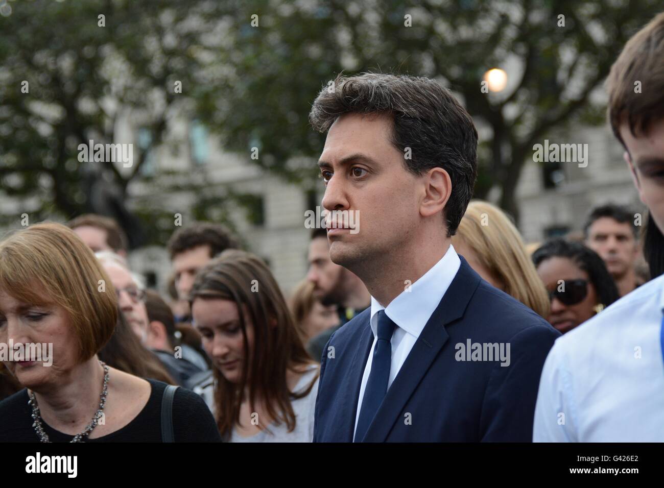 London, England. 17. Juni 2016. Ed Miliband sieht feierlich, als er Hommagen an Jo Cox führt. Bildnachweis: Marc Ward/Alamy Live-Nachrichten Stockfoto