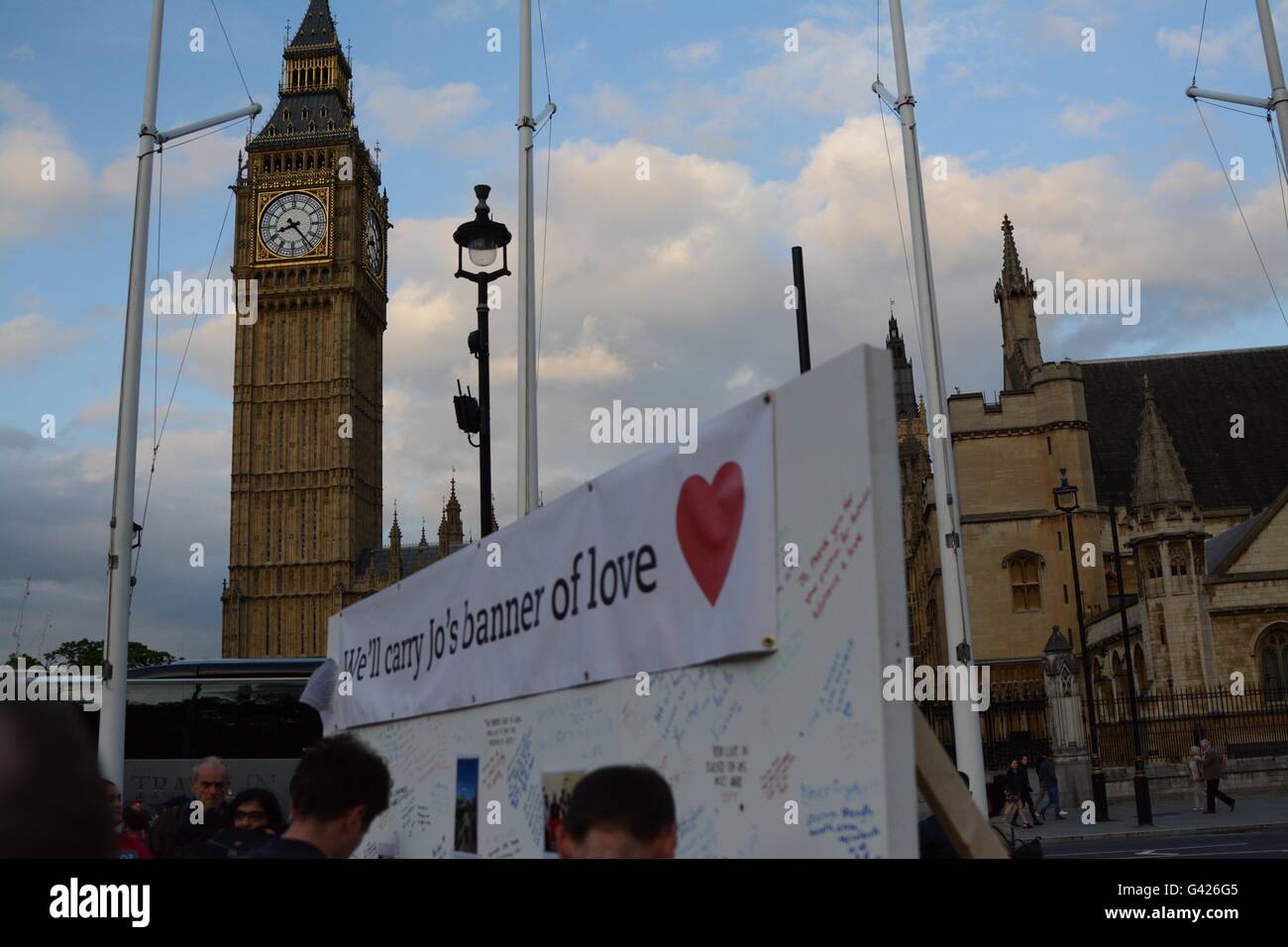 London, England. 17. Juni 2016. Außerhalb des Parlaments ist ein Banner mit Liebe eingerichtet. Bildnachweis: Marc Ward/Alamy Live-Nachrichten Stockfoto