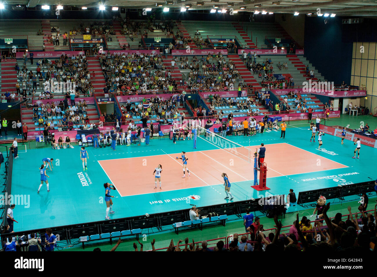 Bari, Italien. 17. Juni 2016. Blick auf PalaFlorio Sporthalle während der FIVB World Grand Prix 2016 Pool F1 Gruppe 1 Damen-Match zwischen Thailand und Italien. Nicola Mastronardi/Alamy Live-Nachrichten Stockfoto