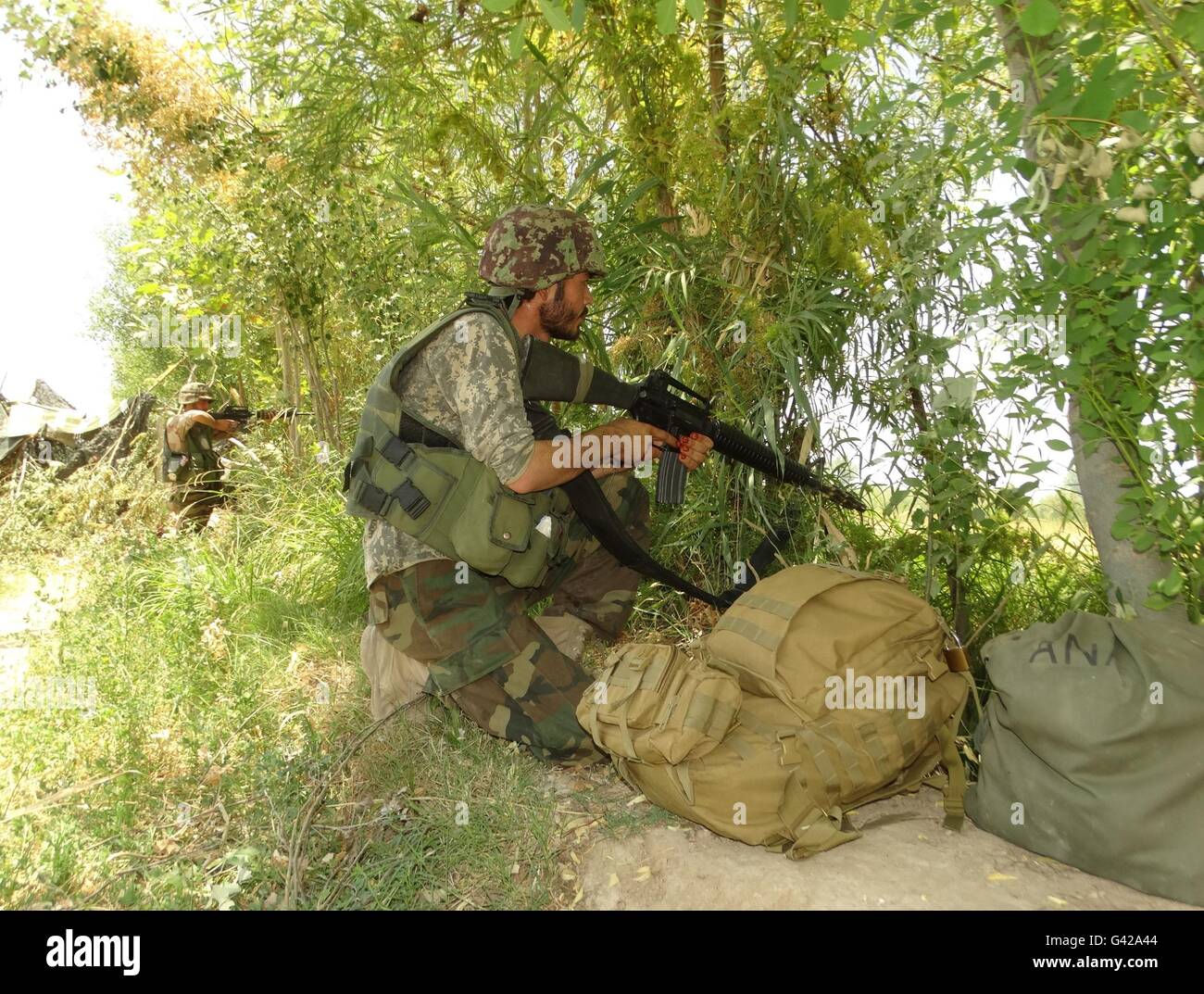 Lashkar Gah, Afghanistan. 18. Juni 2016. Soldaten nehmen Stellung während einer militärischen Operation in Mardscha Bezirk der Provinz Helmand, Afghanistan, 18. Juni 2016. Bildnachweis: Abdul Aziz Safdari/Xinhua/Alamy Live-Nachrichten Stockfoto