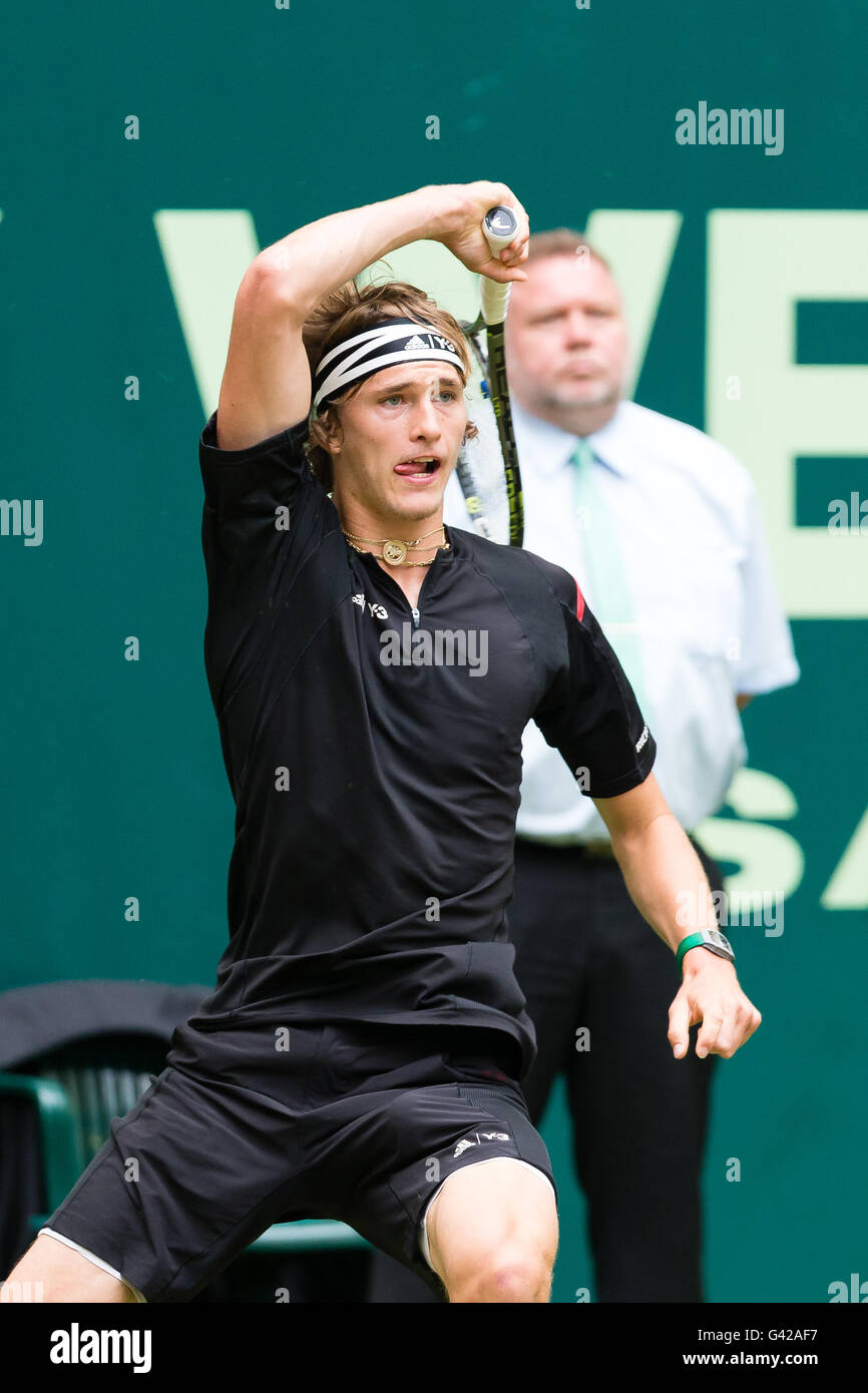 Halle, Deutschland. 18. Juni 2016. Roger Federer (SUI) und Alexander Zverev (GER) spielen das erste Halbfinale des 2016 Gerry-Weber-Open in Halle, Deutschland Kredit: Janine Lang/Alamy Live News Stockfoto