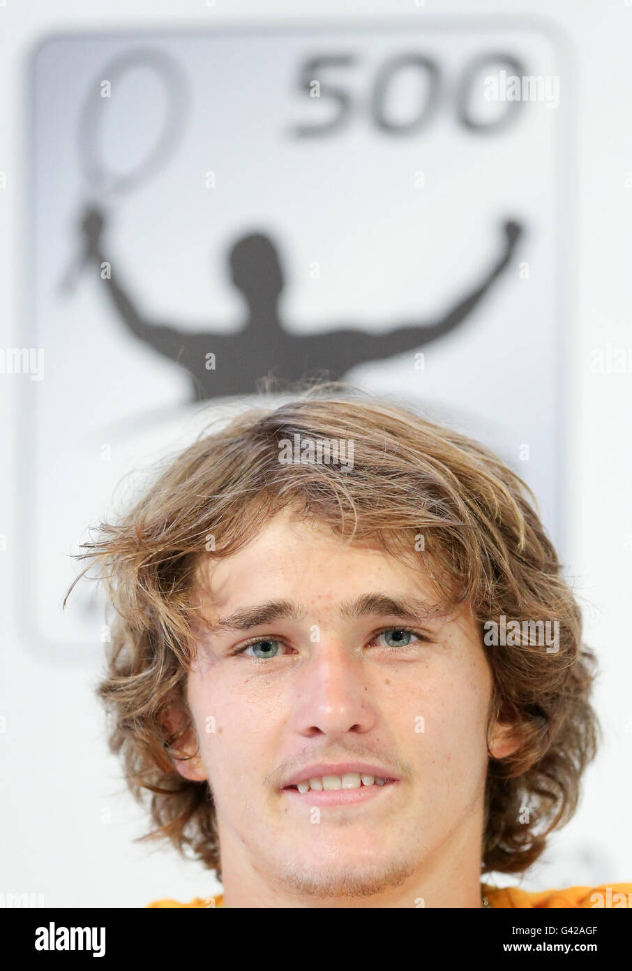 Halle, Deutschland. 18. Juni 2016. Alexander Zverev Deutschlands spricht auf einer Pressekonferenz nach dem Halbfinalspiel gegen R. Federer der Schweiz auf das ATP-Tennisturnier in Halle, Deutschland, 18. Juni 2016. Foto: FRISO GENTSCH/Dpa/Alamy Live News Stockfoto