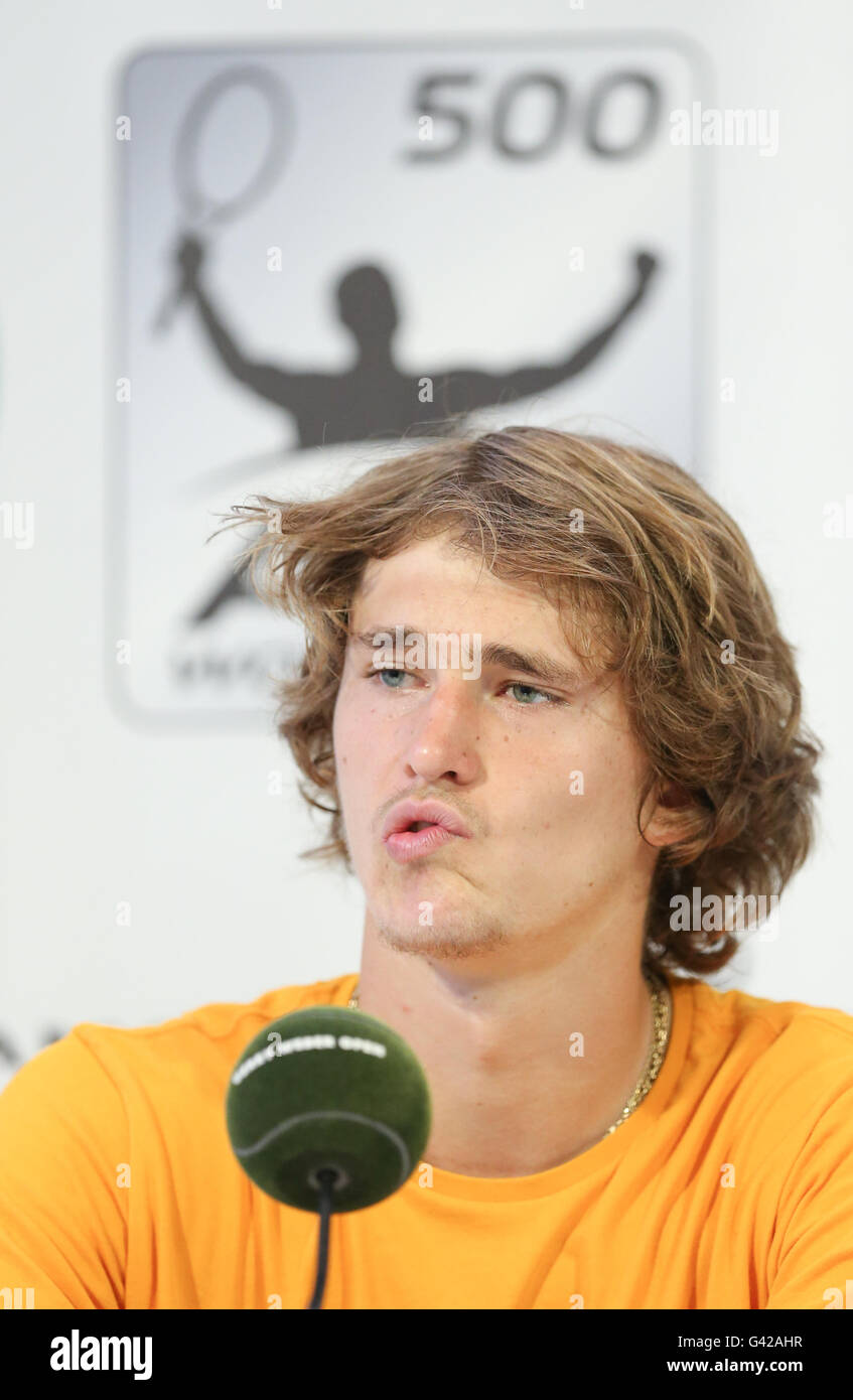 Halle, Deutschland. 18. Juni 2016. Alexander Zverev Deutschlands spricht auf einer Pressekonferenz nach dem Halbfinalspiel gegen R. Federer der Schweiz auf das ATP-Tennisturnier in Halle, Deutschland, 18. Juni 2016. Foto: FRISO GENTSCH/Dpa/Alamy Live News Stockfoto