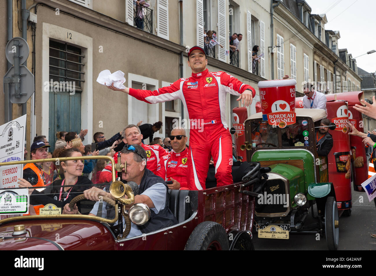 Rennstrecke in Le Mans, Le Mans, Frankreich. 17. Juni 2016. Le Mans 24 Stunden Fahrer Parade. AF Corse Ferrari 458 Italia GT2 GTE bin Fahrer Francois Perrodo, Emmanuel Collard und Rui Aguas. Bildnachweis: Aktion Plus Sport/Alamy Live-Nachrichten Stockfoto